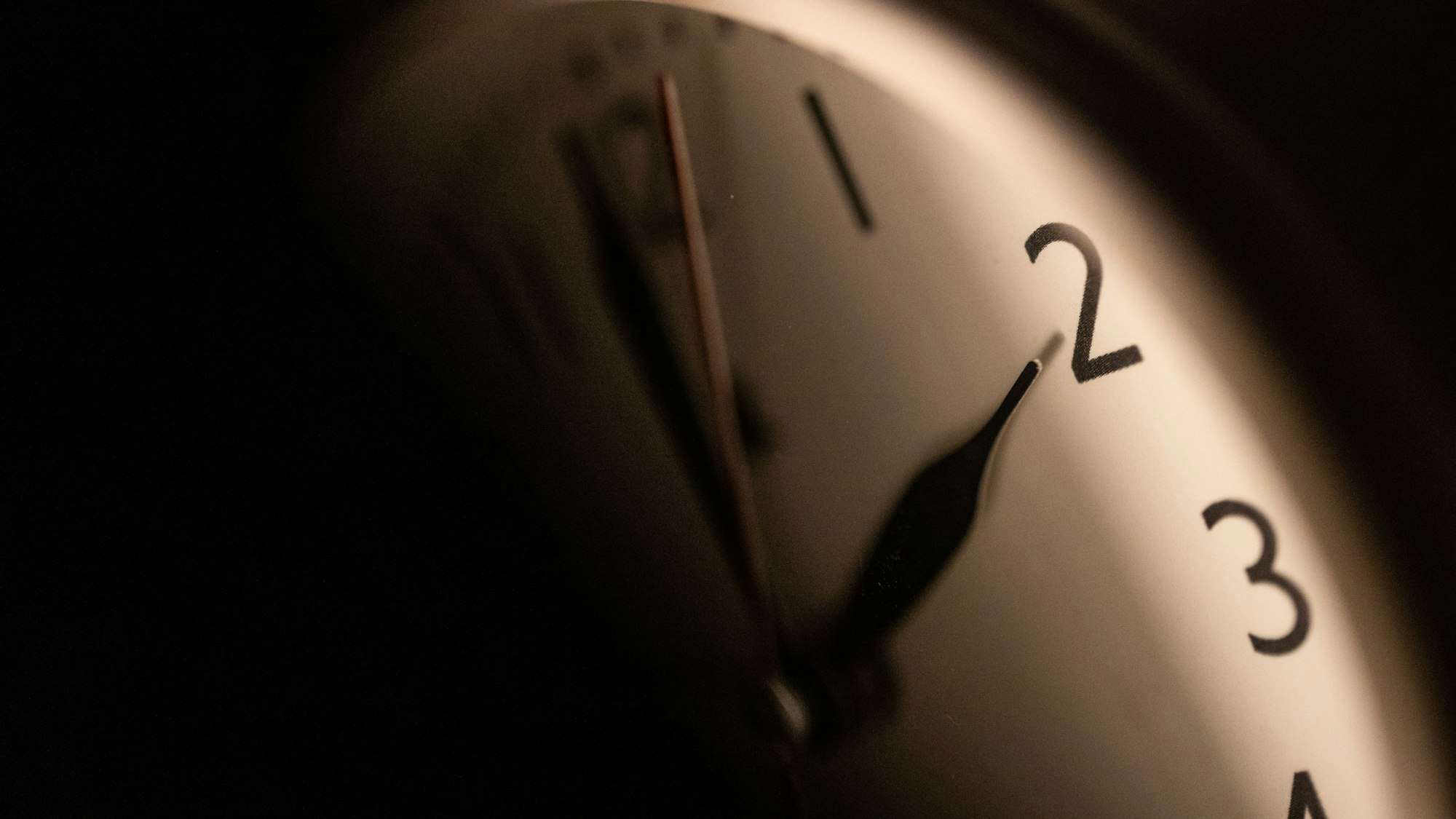 Stuttgart: Ein Wecker zeigt zwei Uhr an.