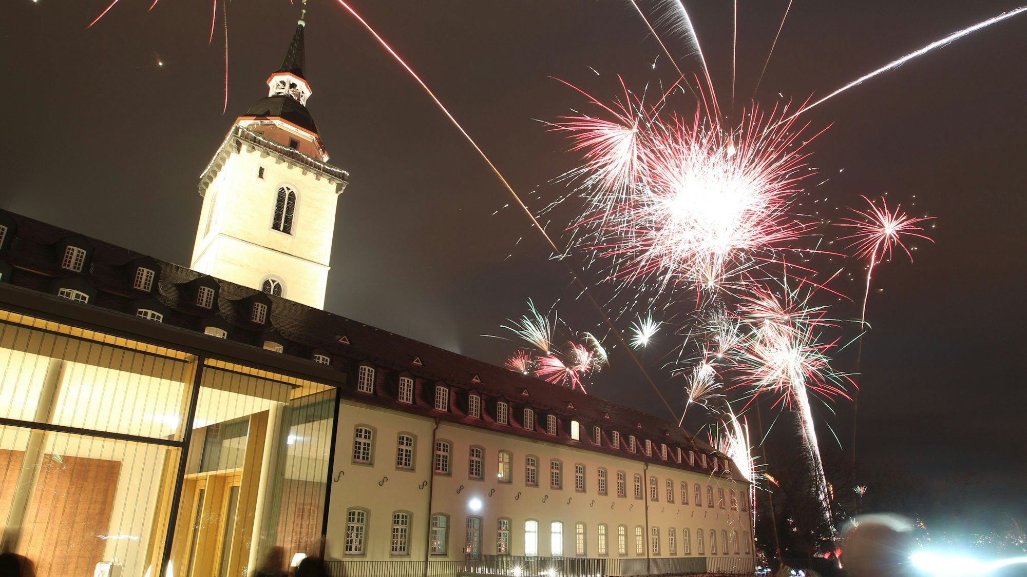 Silvester in Siegburg: Besonders an der Abtei Michaelsberg wirkt das Feuerwerk.