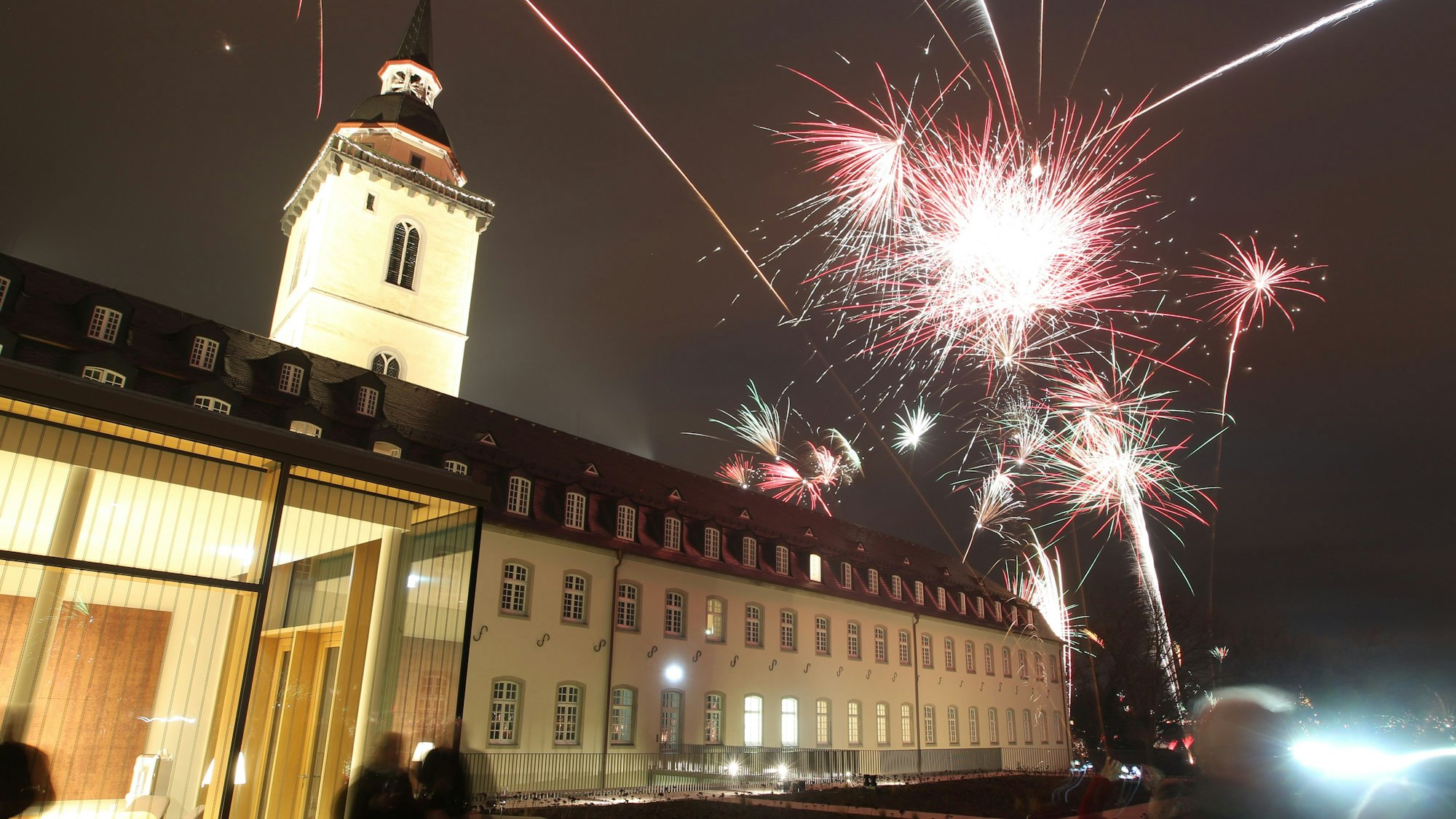 Ein Feuerwerk erleuchtet die Siegburger Abtei.