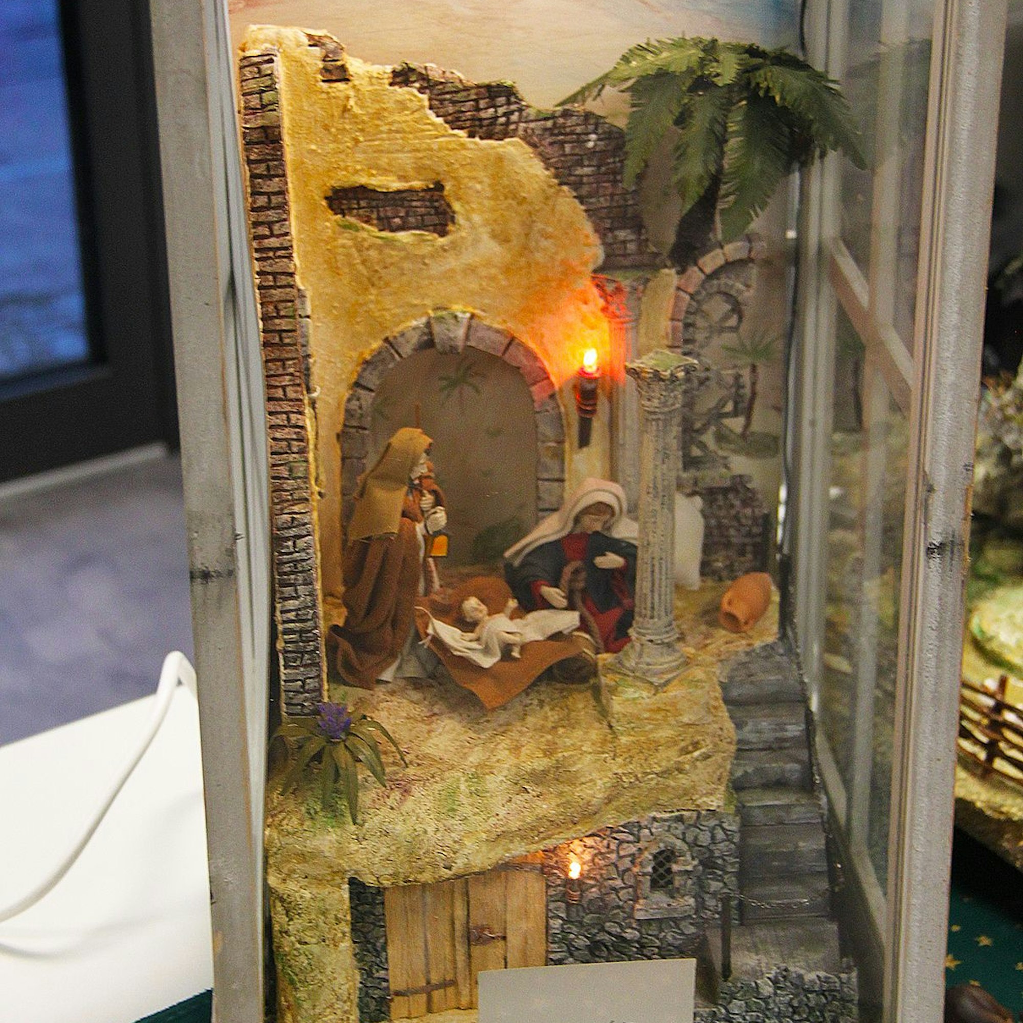 Die raumsparende Variante einer Krippendarstellung ist in einem großen Windlicht eingebaut.