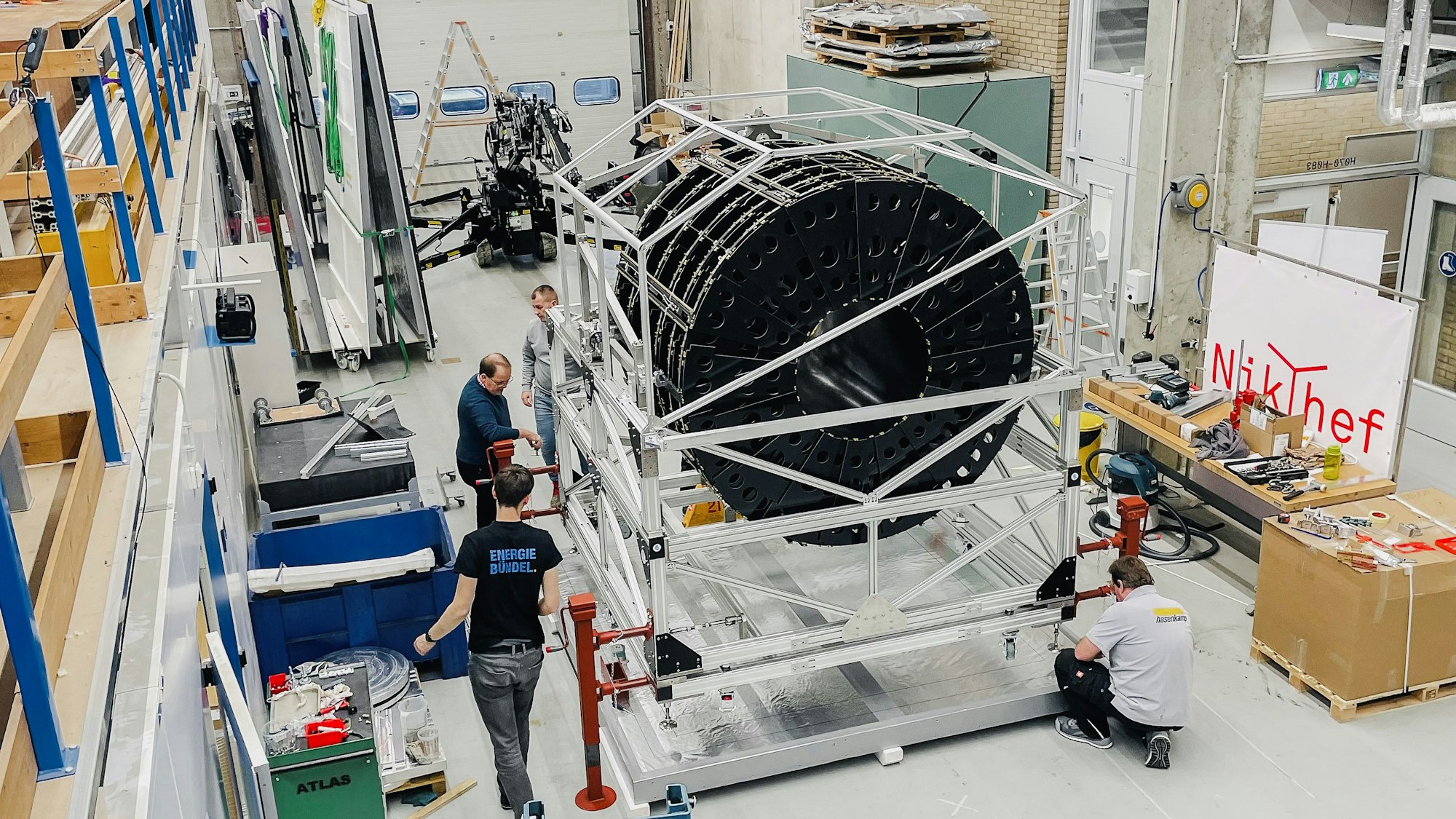 Auf dem Bild ist die Lagerhalle und der Teilchendetektor von oben zu sehen.