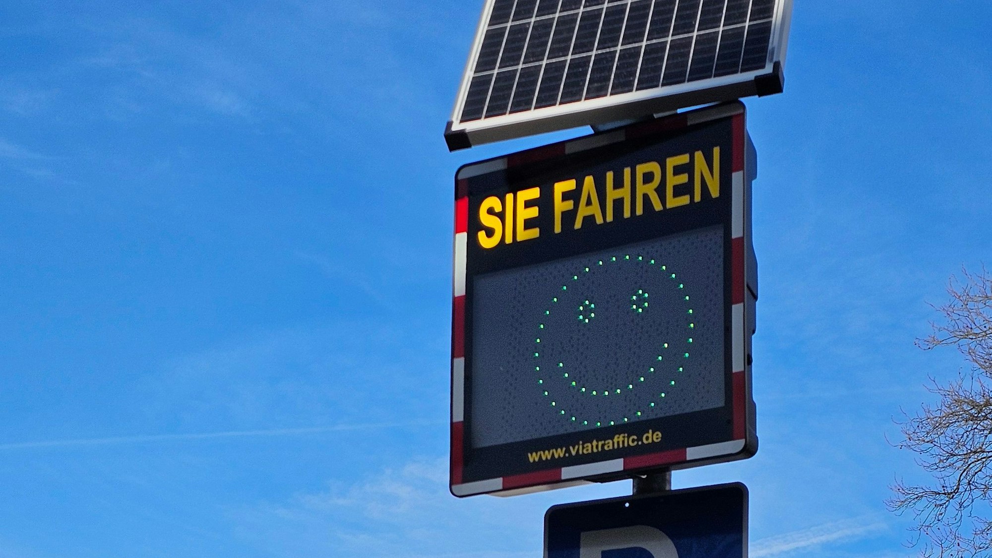 Auf dem Display sind man ein grünes Smiley-Gesicht mit lächelndem Mund.