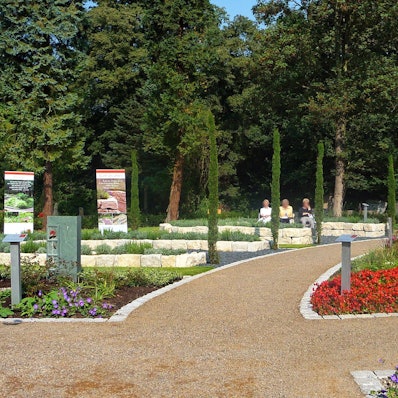 Blick auf eine gepflegte gartenähnliche Grabanlage mit blühenden Blumen