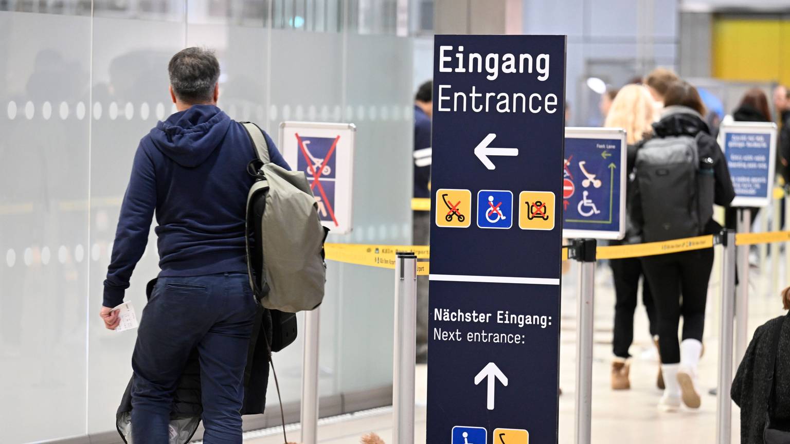 Köln: Passagiere gehen zu der Sicherheitskontrolle im Flughafen Köln/Bonn.