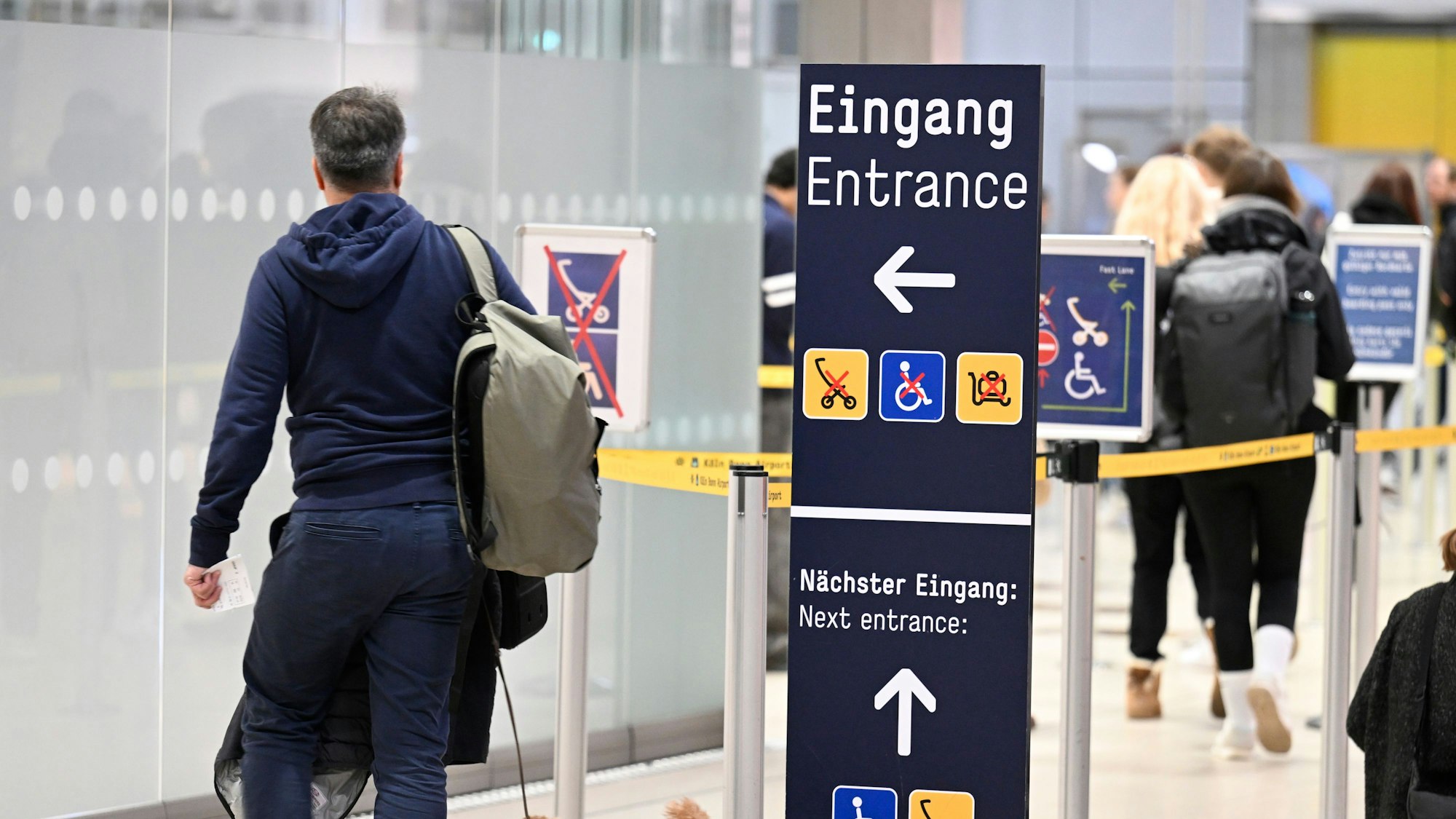 Köln: Passagiere gehen zu der Sicherheitskontrolle im Flughafen Köln/Bonn.