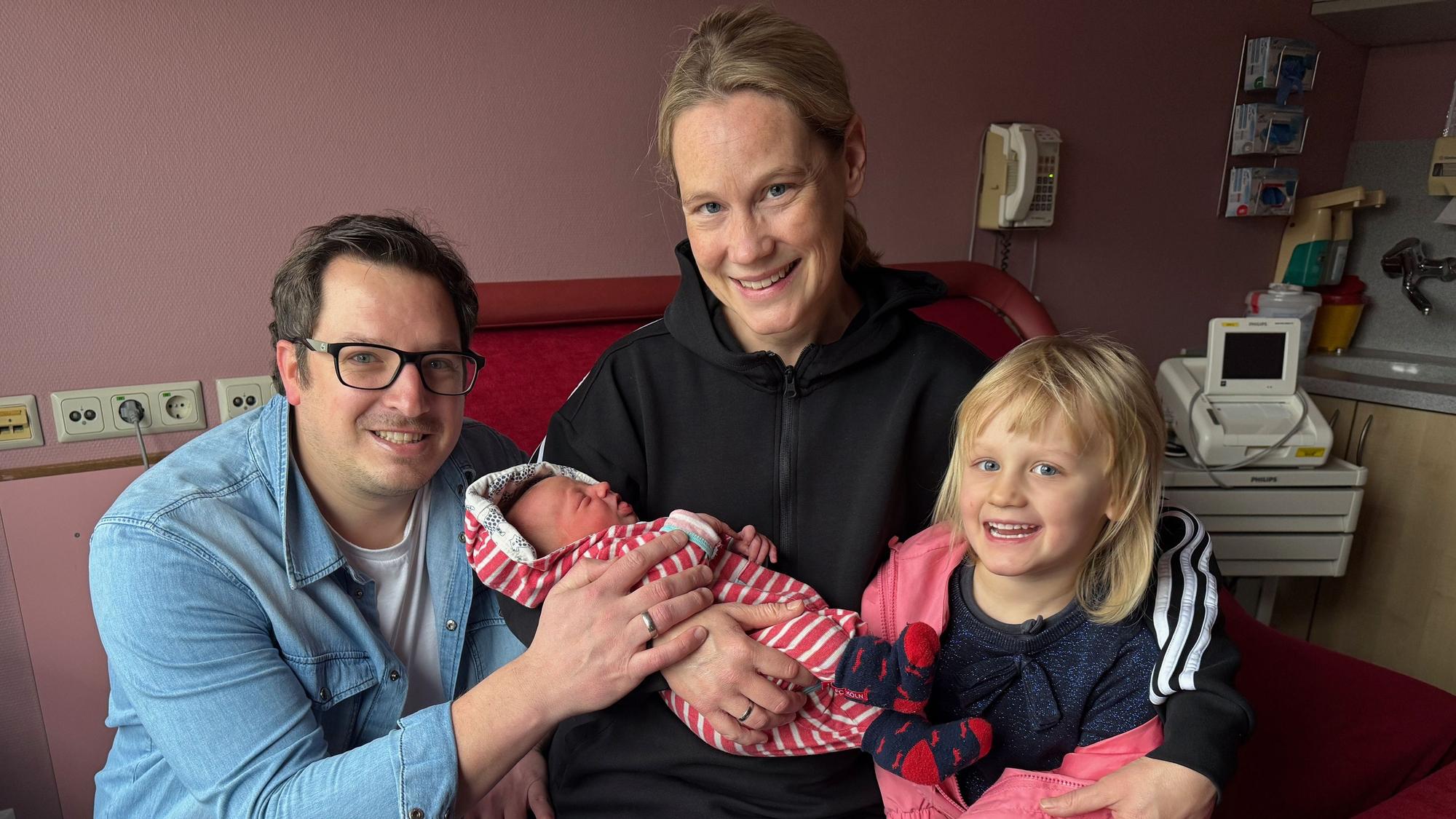 Der Neugeborene Keno, seine Eltern und seine Schwester sind zu sehen.