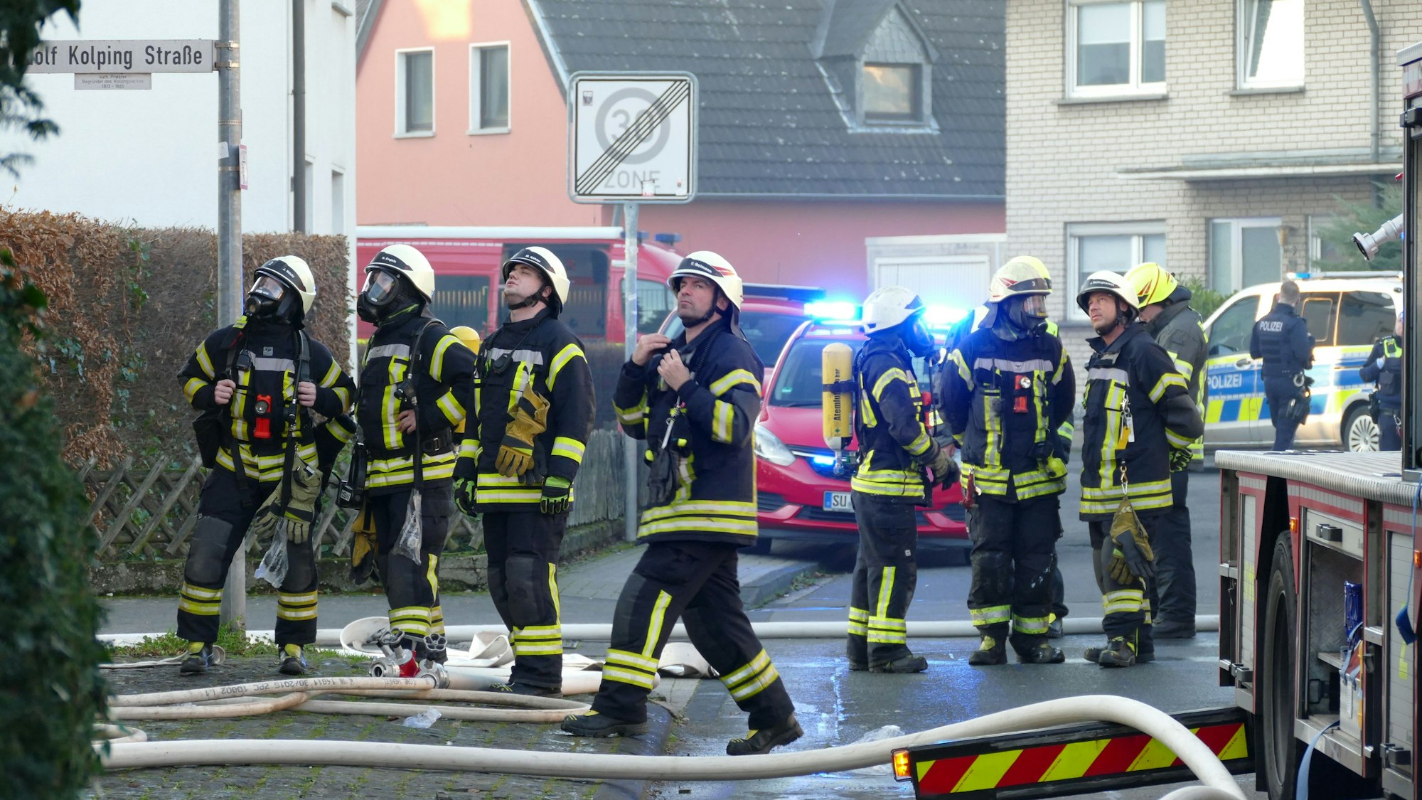 Feuerwehrleute an der Einsatzstelle.