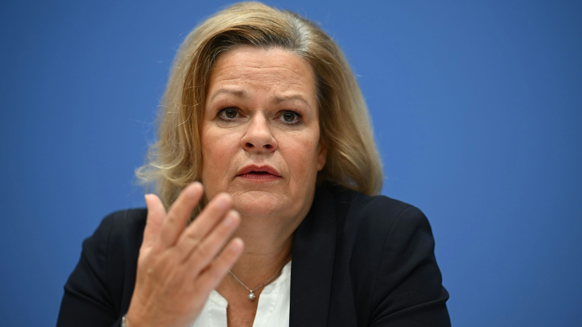 ARCHIV - 19.11.2024, Berlin: Nancy Faeser (SPD), Bundesministerin für Inneres und Heimat, spricht während der Vorstellung des Bundeslagebildes «Geschlechtsspezifisch gegen Frauen gerichtete Straftaten» im Haus der Bundespressekonferenz. (zu dpa: «Faeser: Konsequent bei Gewalt an Silvester einschreiten») Foto: Sebastian Gollnow/dpa +++ dpa-Bildfunk +++