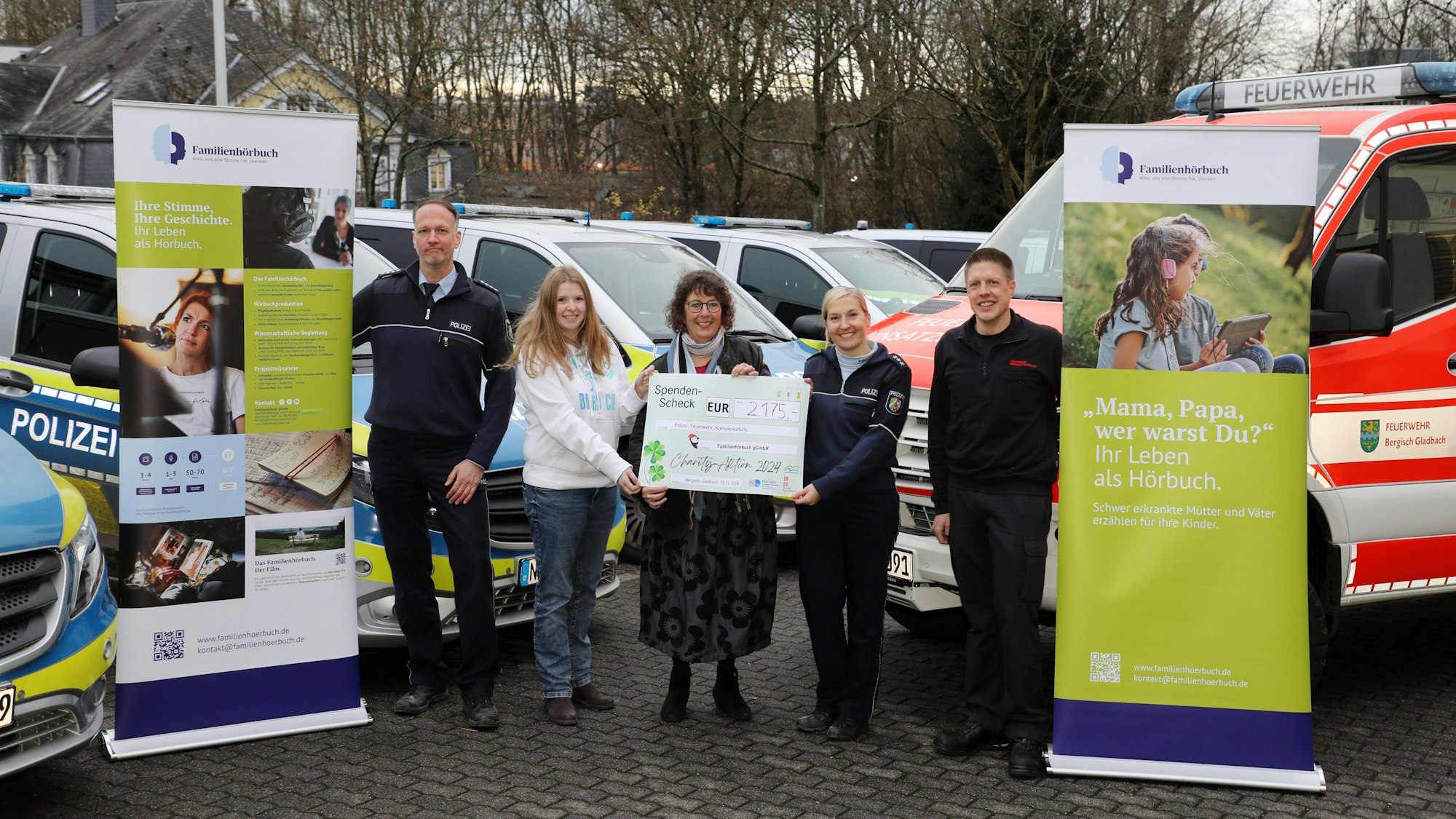 Mit einer Charity-Aktion engagierten sich Polizei und Feuerwehr in Rhein-Berg zugunsten der Familienhörbuch gGmbH. Bei einer Spendenübergabe trafen sich (v.l.) Polizeisprecher Christian Tholl, Carina Höfelmanns (Pressestelle Kreispolizei), Judith Grümmer (Familienhörbuch gGmbH), Polizeisprecherin Tanja Höller und Felix Müller von der Feuerwehr Bergisch Gladbach.