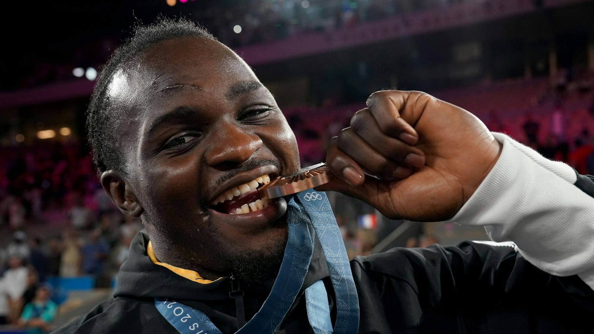 Nelvie Tiafack jubelt mit seiner Bronzemedaille.