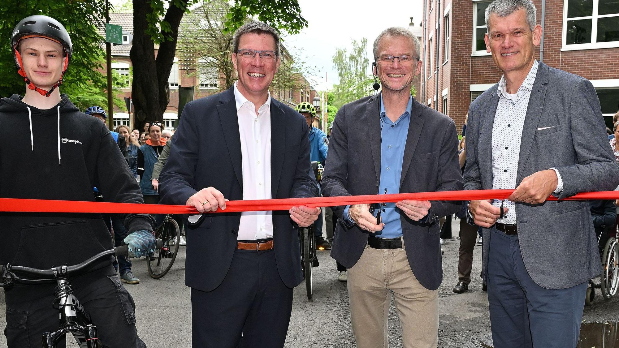 Der Fuß- und Radweg durch das Zanders-Gelände wird eröffnet - für Bürgermeister Frank Stein (2.v.r.) ein Erfolg.