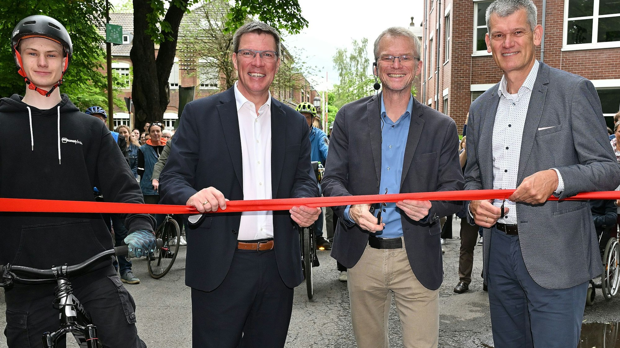 Der Fuß- und Radweg durch das Zanders-Gelände wird eröffnet - für Bürgermeister Frank Stein (2.v.r.) ein Erfolg.