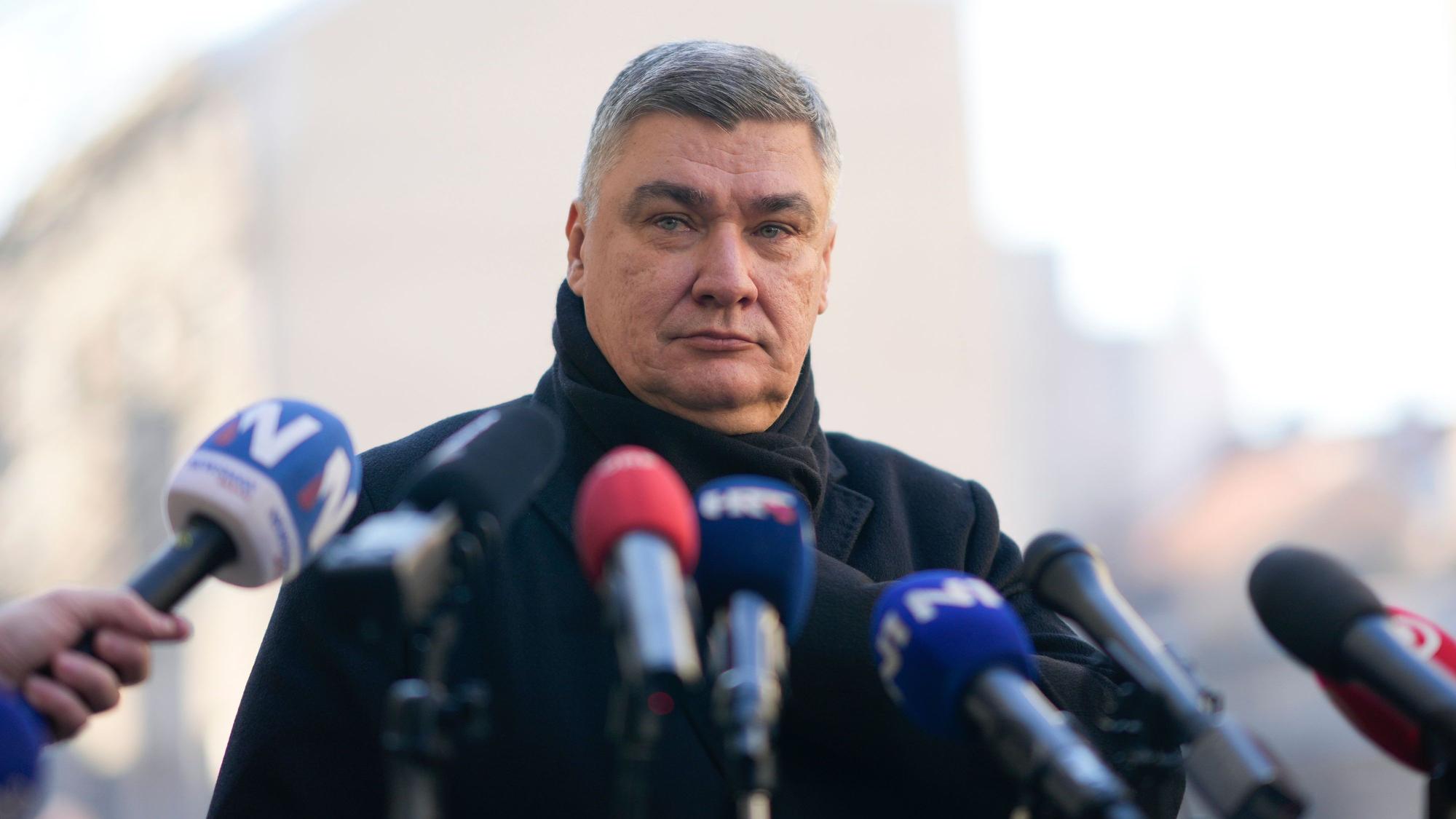 Kroatiens Präsident Zoran Milanovic spricht nach der Stimmabgabe bei den Präsidentschaftswahlen vor einem Wahllokal.