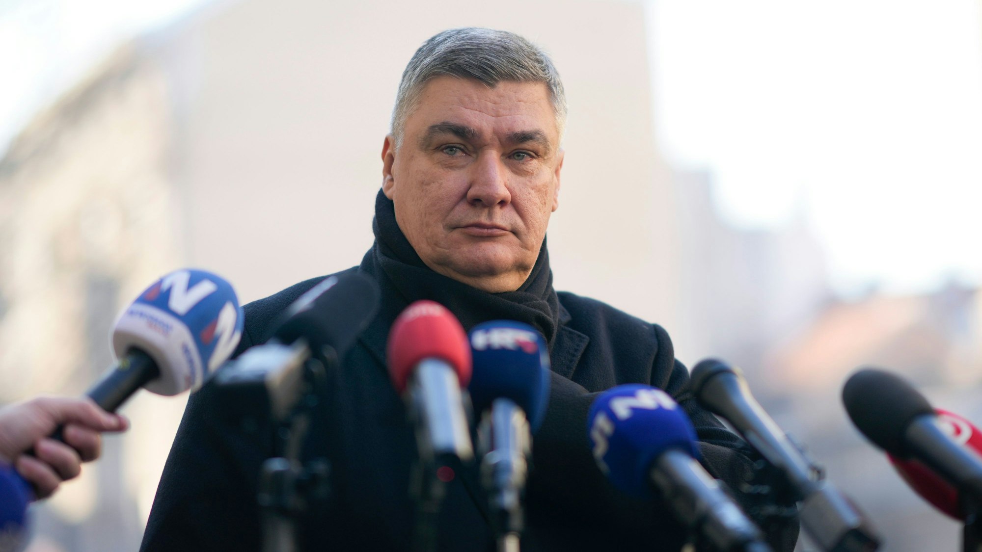 Kroatiens Präsident Zoran Milanovic spricht nach der Stimmabgabe bei den Präsidentschaftswahlen vor einem Wahllokal.
