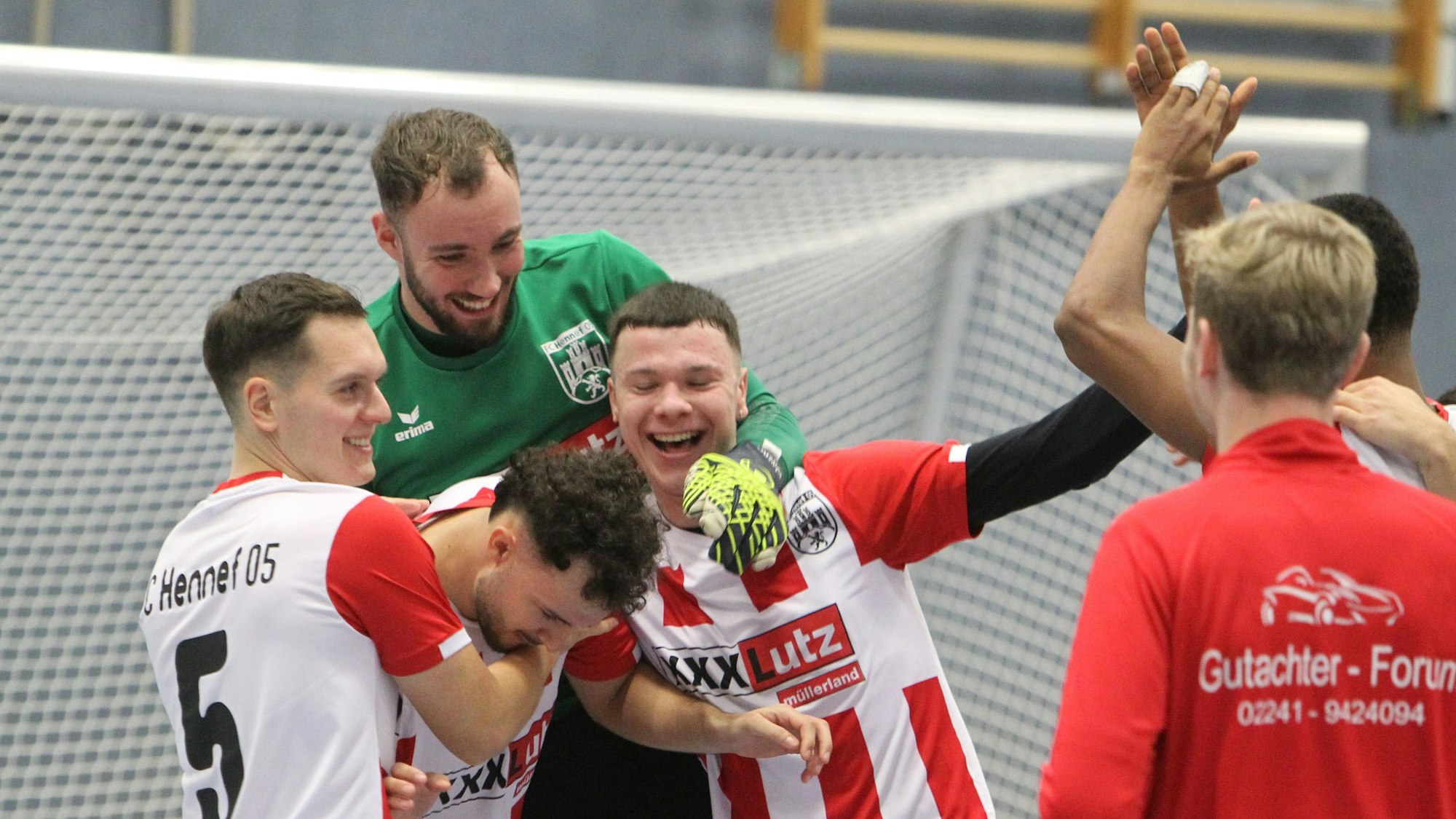 Hajdar Shalar (Mitte) hat soeben den vierten Elfmeter verwandelt.