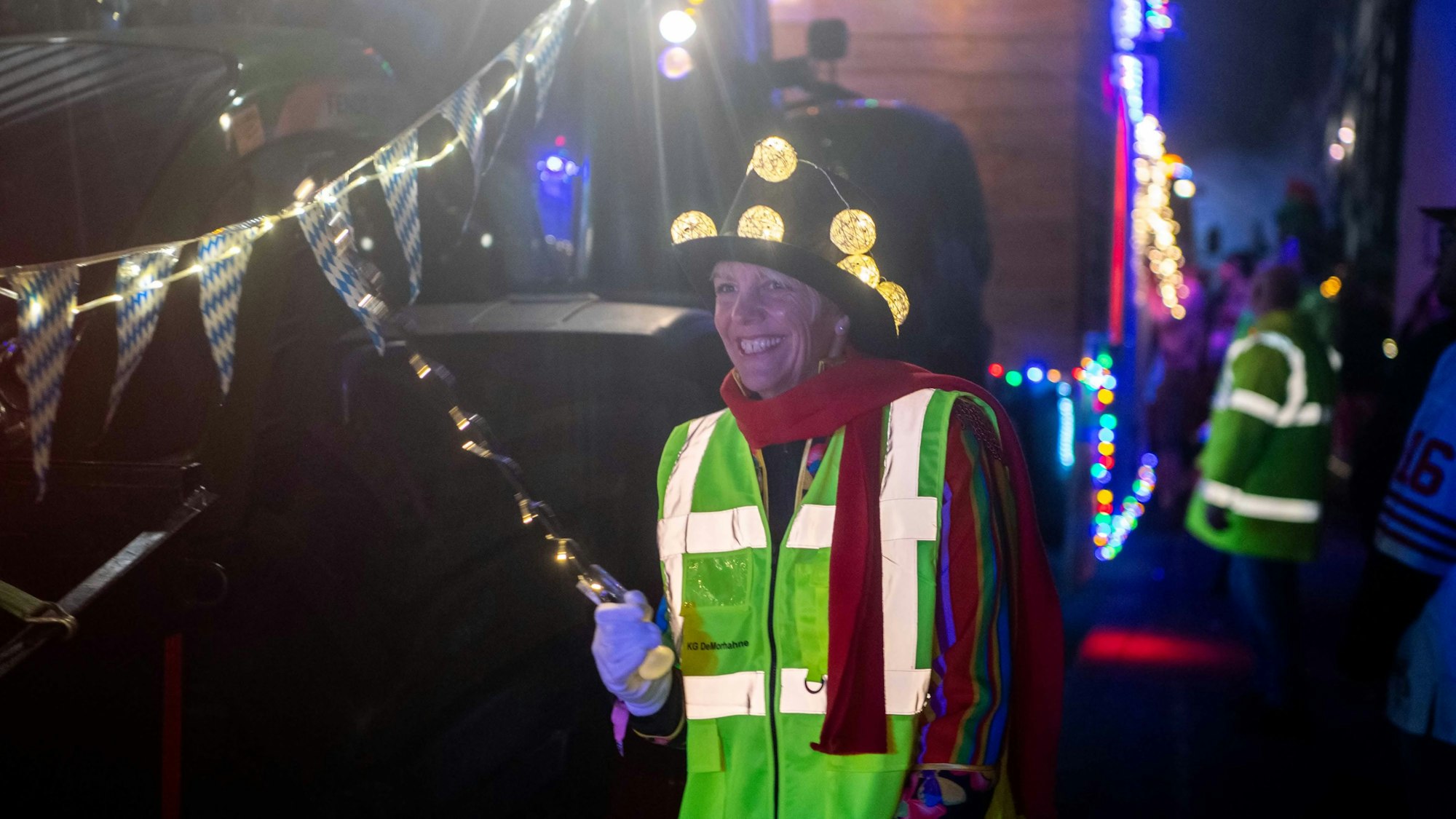 Ein Wagenengel geht neben einem großen Festwagen.