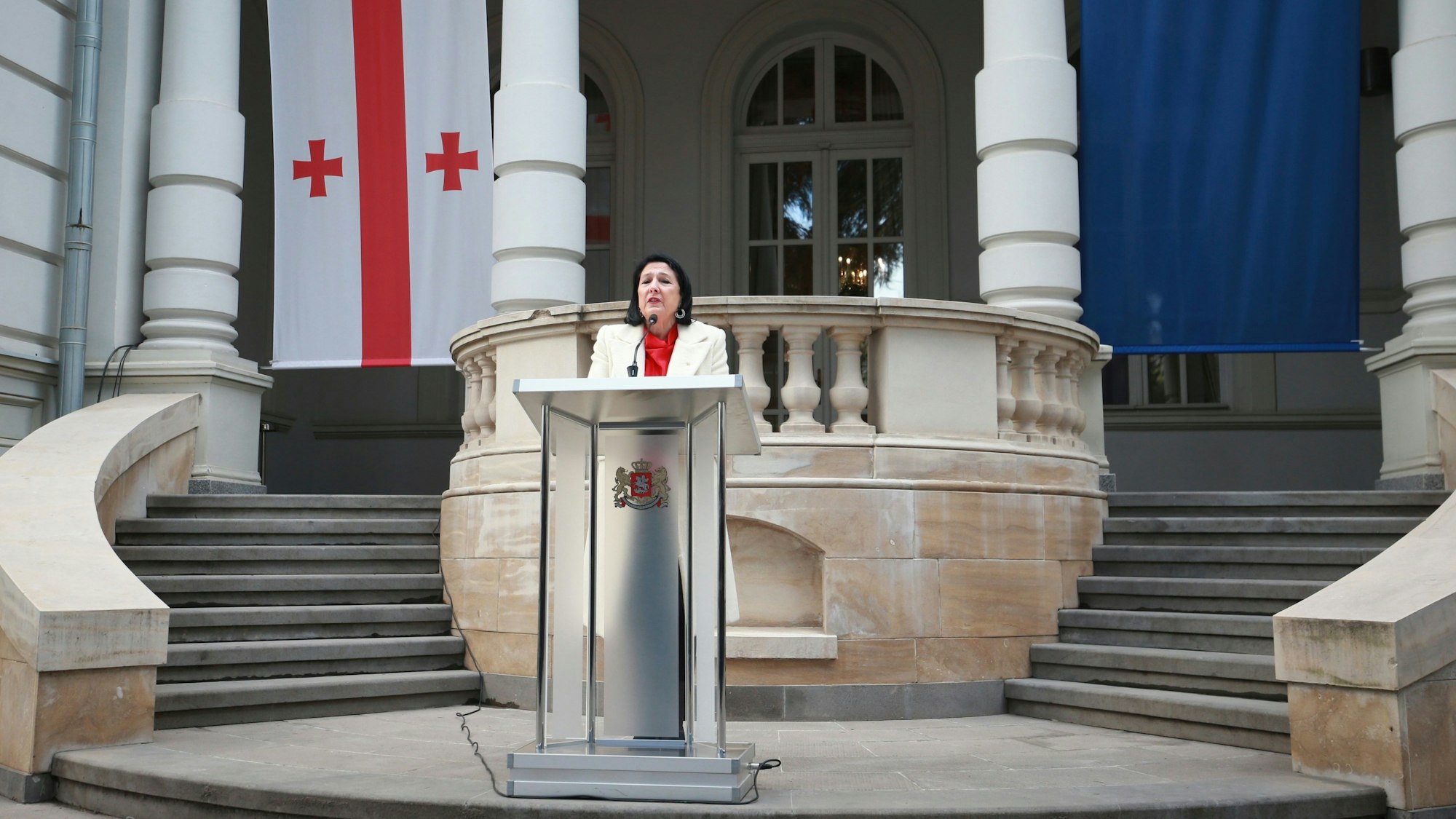 29.12.2024, Georgien, Tiflis: Die scheidende georgische Präsidentin Salome Surabitschwili hält eine Pressekonferenz vor dem Orbeliani-Palast, der offiziellen Residenz des georgischen Präsidenten. Foto: Zurab Tsertsvadze/AP/dpa +++ dpa-Bildfunk +++
