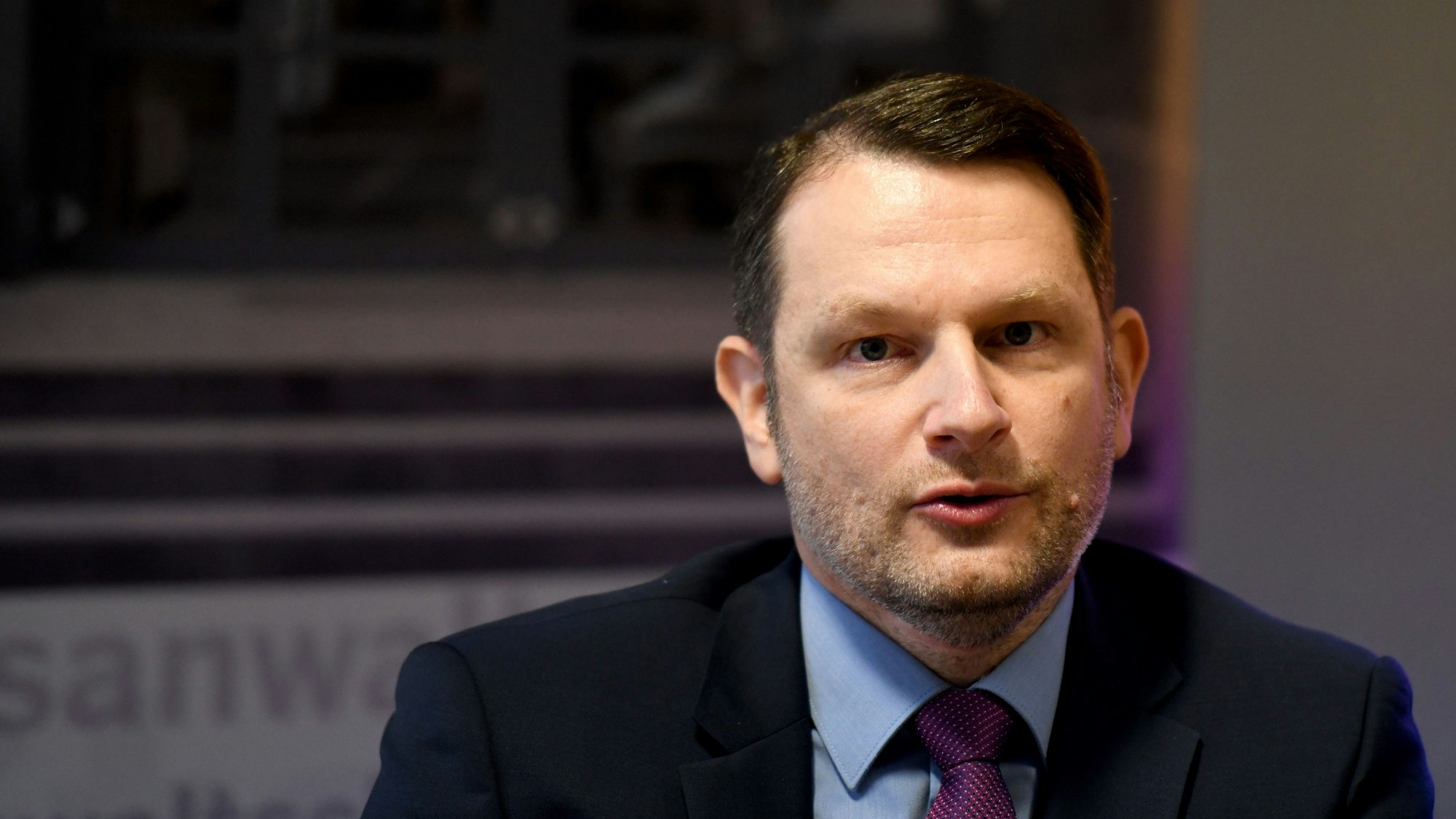 Nils Wille, Oberstaatsanwalt berichtet bei einer Pressekonferenz über den Kampf gegen Clankiminalität. Seit Sommer 2018 sind im Duisburger Norden die spezialisierten Staatsanwälte im Einsatz, bei denen alle Informationen aus verschiedenen Behörden zusammenlaufen. Das Land erhofft sich eine wirkungsvollere Bekämpfung dieser Kriminalitätsform. +++ dpa-Bildfunk +++