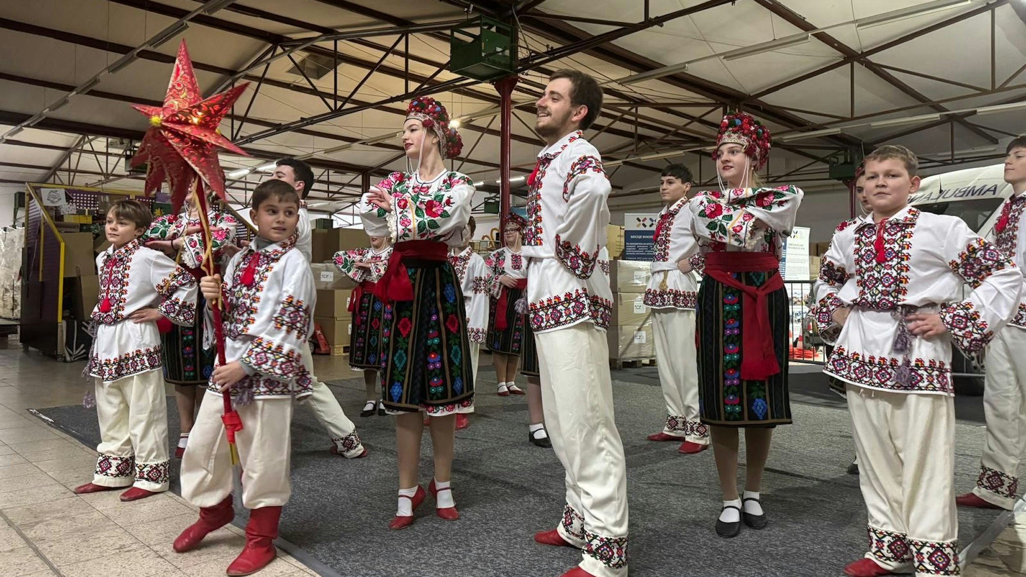 Eine Tanzgruppe im Lager des Blau-Gelben Kreuzes.