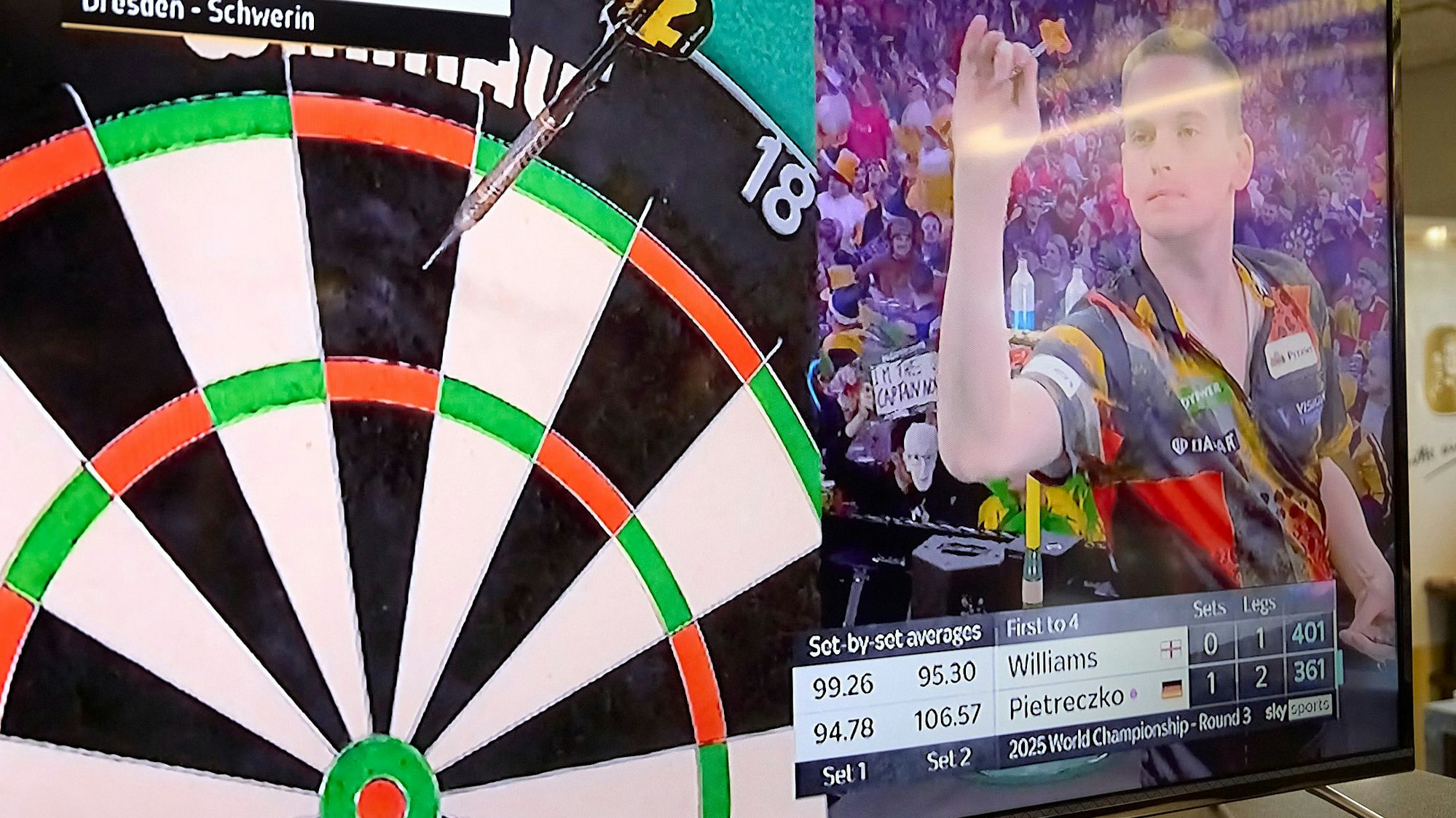 Auf einem Bildschirm wird ein Spiel von Ricardo „Pikachu“ Pietreczko bei der Darts-WM zu sehen.
