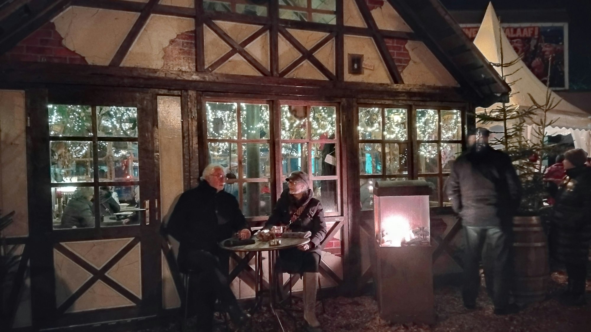 Feuerstellen draußen und der Ofen in der Kaminhütte sorgen dafür, dass den Besuchern nicht nur warm ums Herz wird beim idylischen Hüttenzauber in Hennef.