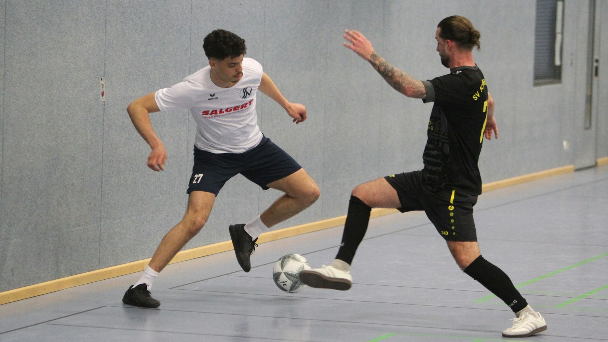 Siegburgs Ishak Adahchur (links), hier gegen den Schönenbacher Alexander Hettich, wurde mit elf Treffern bester Torschütze.