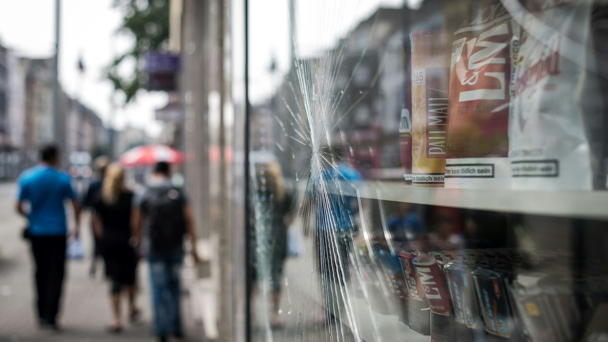 ARCHIV - Eine zersplitterte Fensterscheibe eines Ladens in Duisburg-Marxloh (Nordrhein-Westfalen), aufgenommen am 12.08.2015. Der Stadtteil ist in Verruf geraten als «No-Go-Area», in der sich die kriminelle Halbwelt tummelt. Foto: Maja Hitij/dpa (zu Themenpaket vom 05.01.2016) +++ dpa-Bildfunk +++