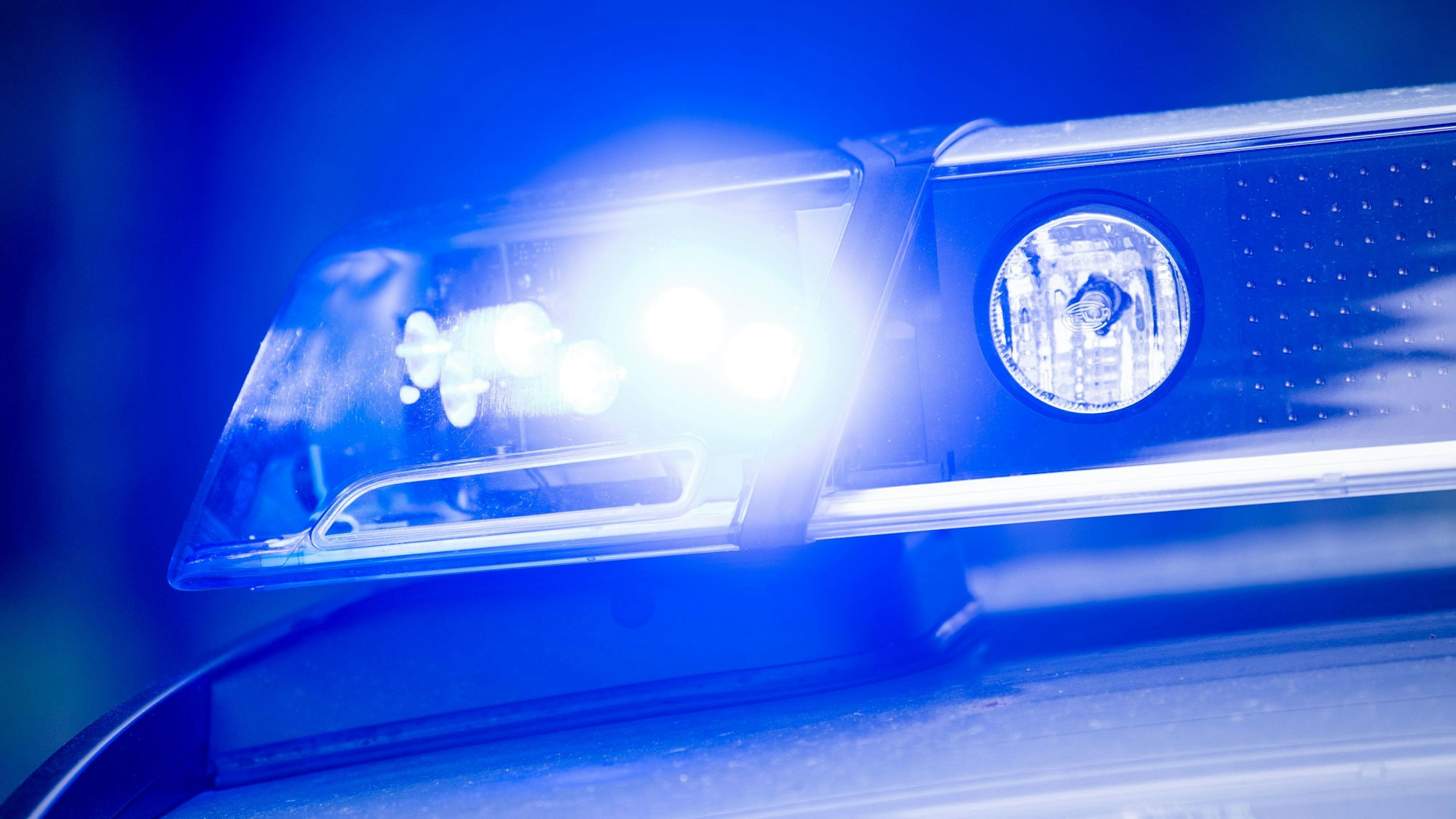 Ein Blaulicht leuchtet an einer Polizeistreife.
