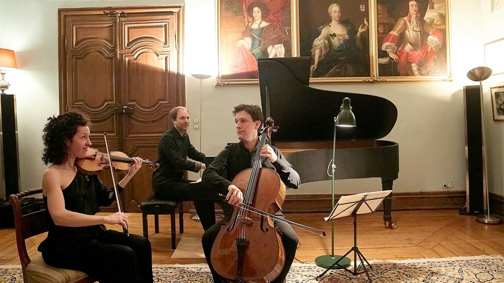 Sarah Christian mit der Violine und Maximilian Hornung mit dem Cello sitzen vorne, im Hintergrund ist Herbert Schuch am Flügel zu sehen.