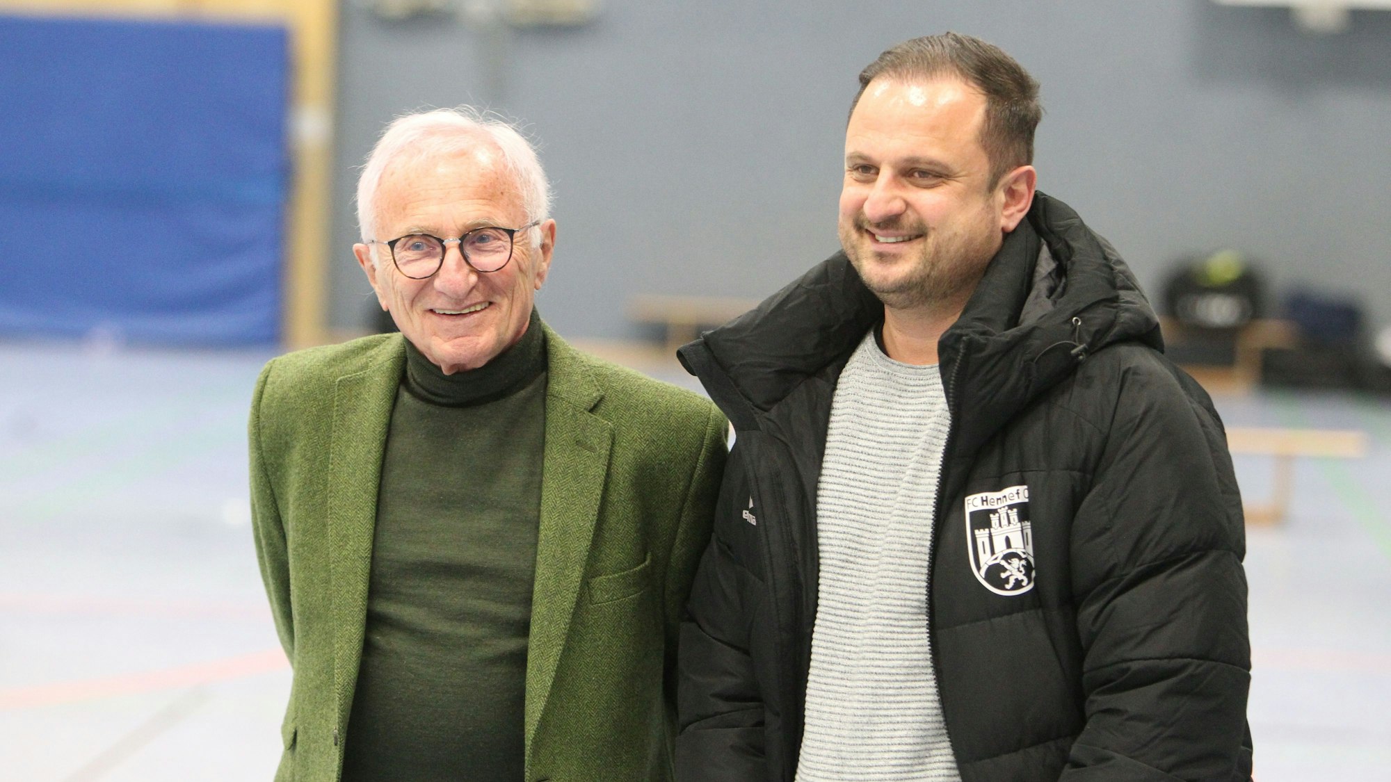 Siegburgs Präsident Christian Kohr (links) mit Hennefs Trainer Fatih Özyurt.