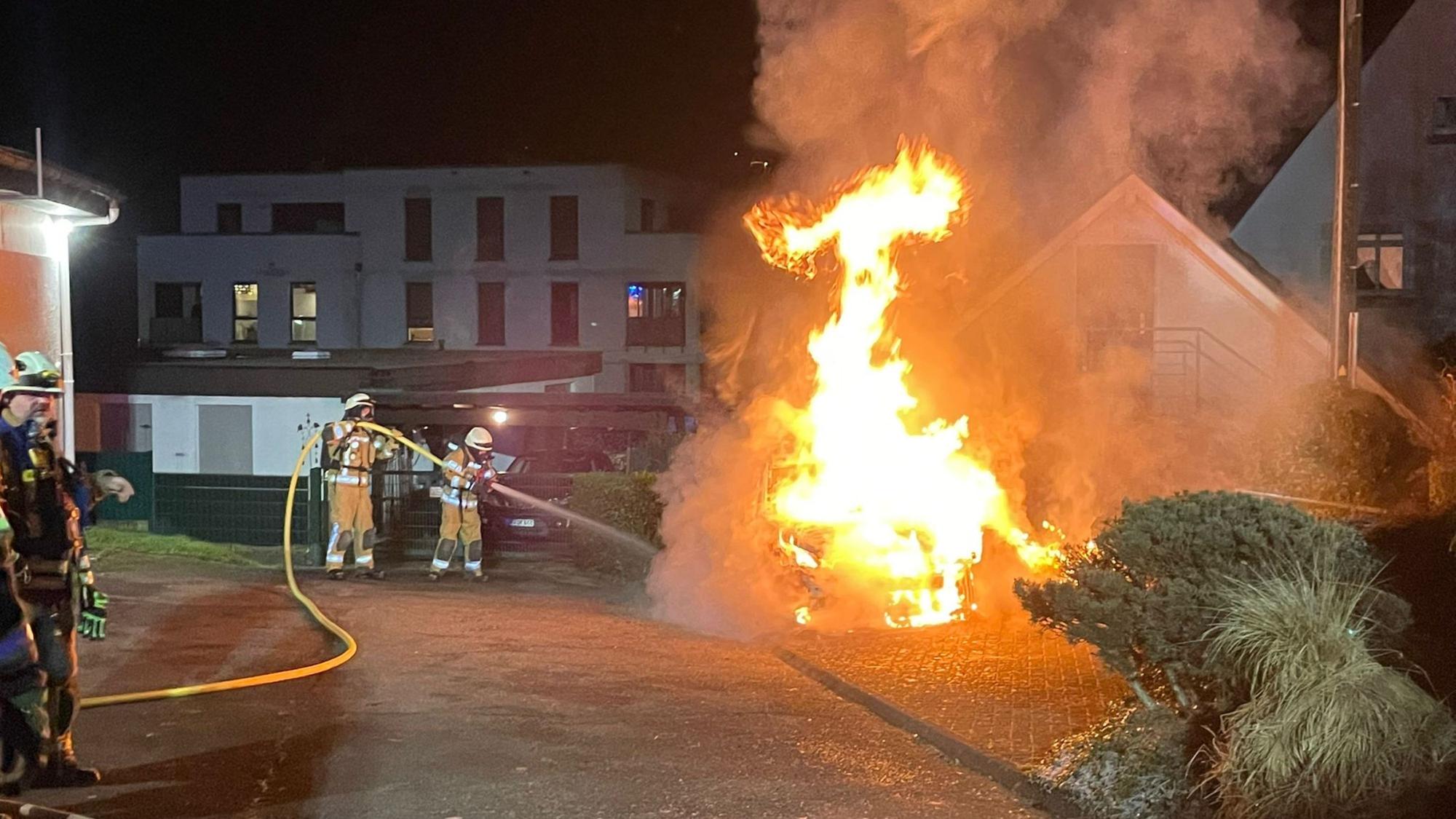 Dieses Archivbild zeigt einen nächtlicher Feuerwehreinsatz in Oberwiehl.