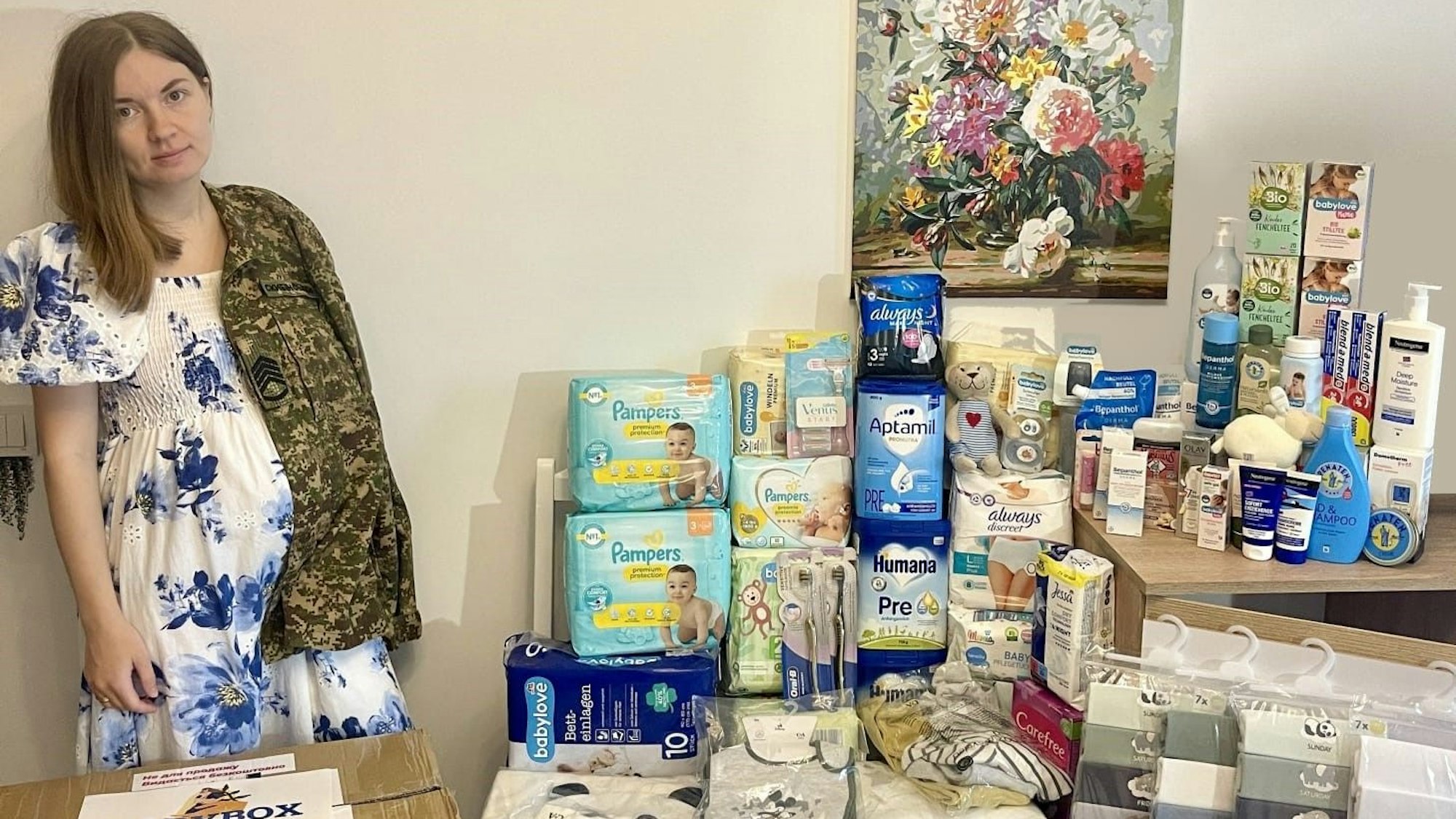 Auch die ukrainische Mutter Julia hat das BGK mit einer Babybox beliefert. Ihr Mann kämpfte an der Front während sie schwanger war. Auf dem Foto trägt sie deshalb seine Jacke über der Schulter. Zur Geburt durfte er heimkehren. Nun lebt die Familie in ständiger Angst, dass er wieder eingezogen wird.