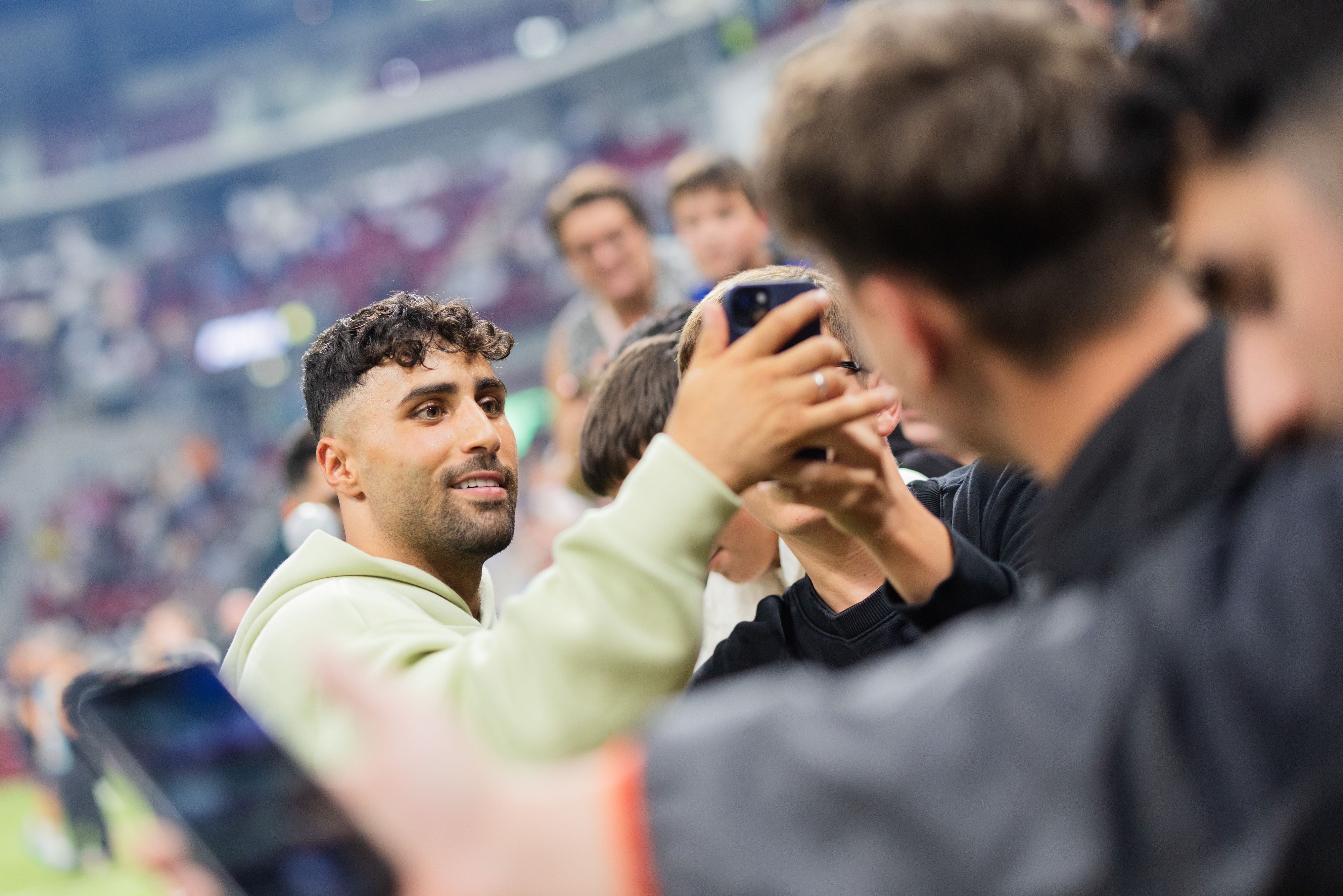 Baller League, Final Four, PSD Bank Dome: Nader Jindaoui (l), Influencer und Teamchef vom FC Nitro, macht Selfies mit Fans. In Berlin hat der frühere Hertha-Spieler bei einem Waffelgeschäft einen Polizeieinsatz ausgelöst. (Archivbild)