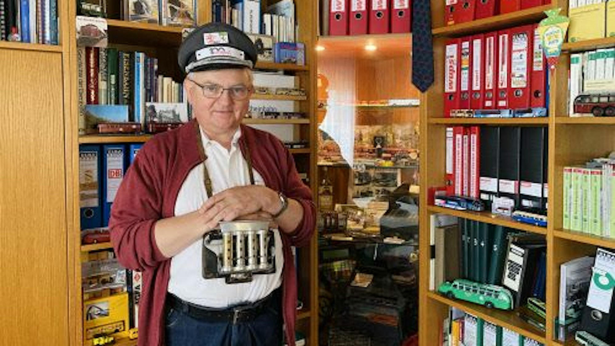 Das Foto zeigt Bernhard Geuß in seinem Wupsi-Museum.