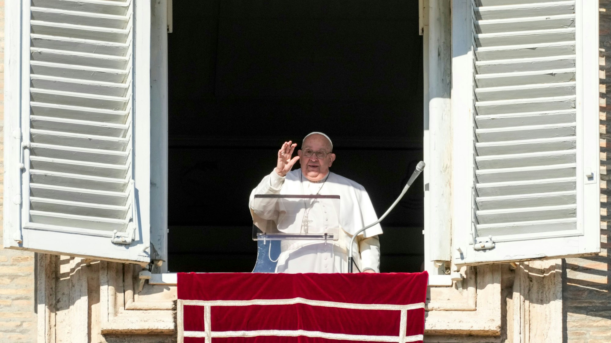 29.12.2024, Vatikan, Vatikanstadt: Papst Franziskus erteilt seinen Segen, während er das Angelus-Mittagsgebet aus dem Fenster seines Studios mit Blick auf den Petersplatz spricht. Foto: Andrew Medichini/AP/dpa +++ dpa-Bildfunk +++
