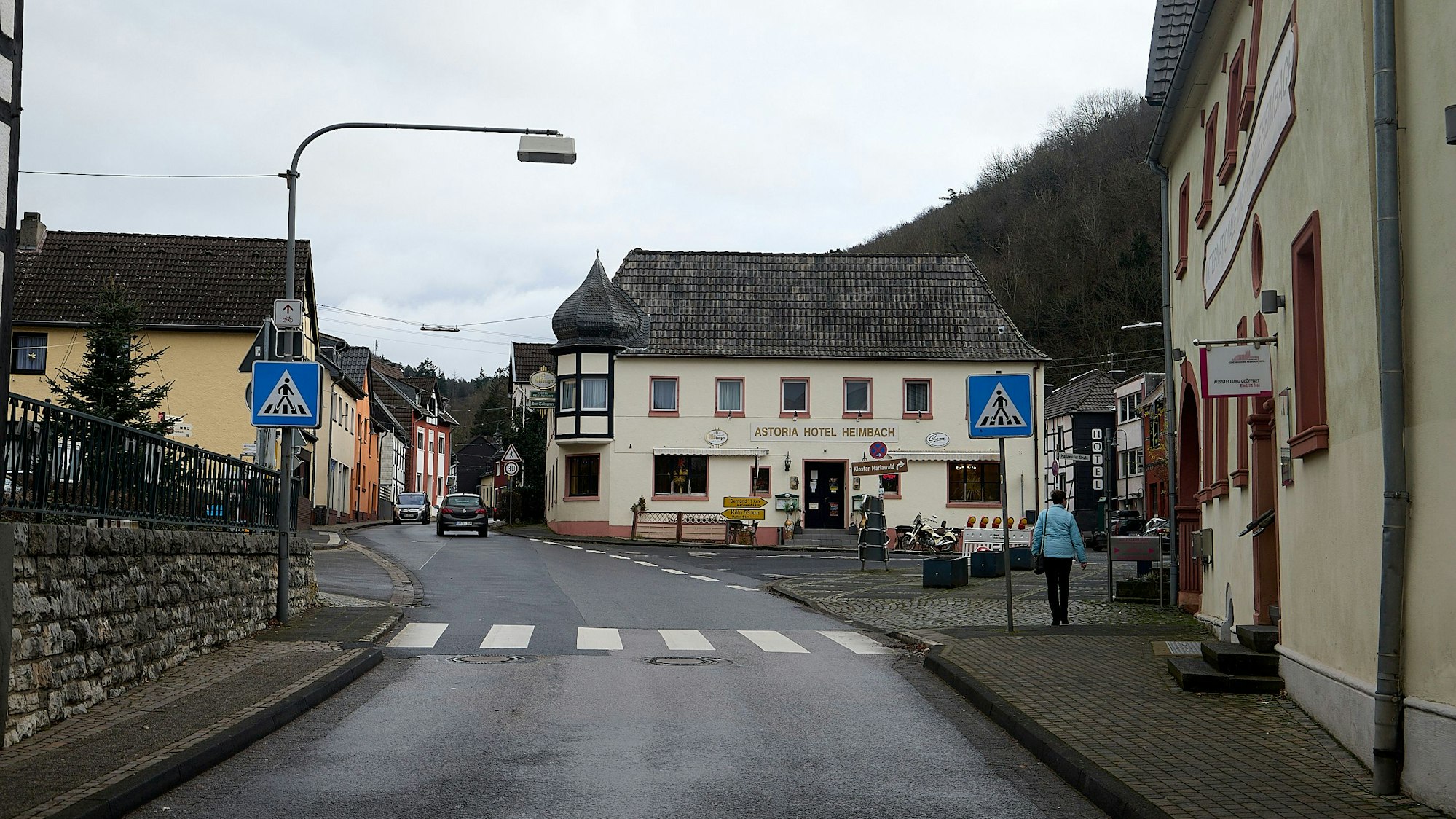 Heimbach heute: Hotel Astoria und Abzweig nach Mariawald.