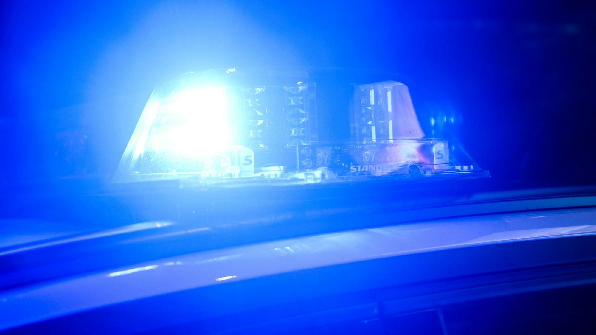 Ein Blaulicht leuchtet auf einem Einsatzfahrzeuge der Polizei.