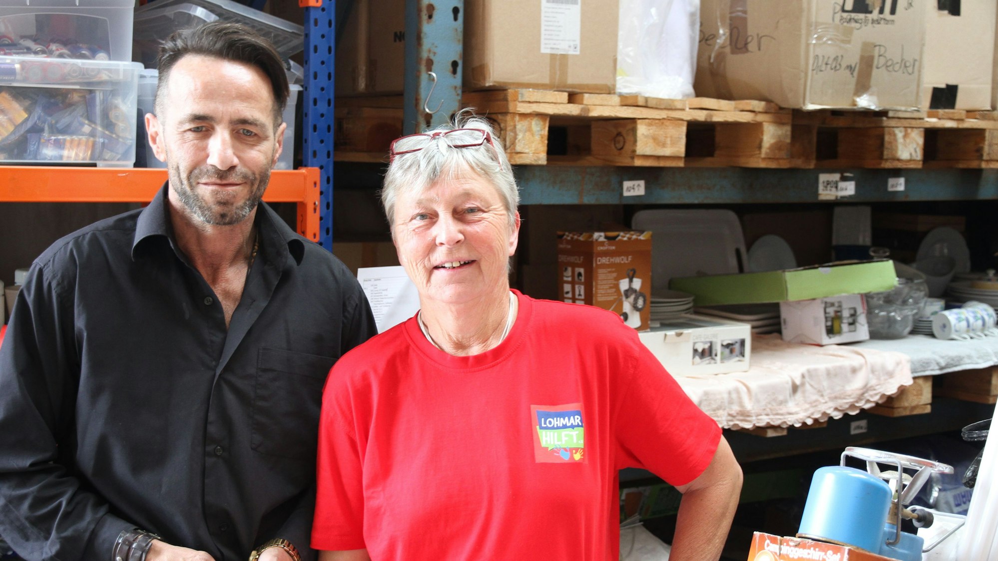 Eine Frau und ein Mann in einem Lager.