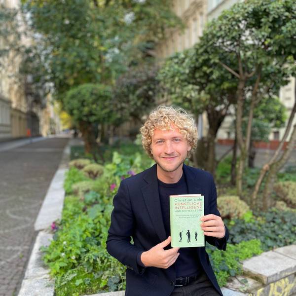 Auf dem Bild ist ein Mann, Christian Uhle, mit seinem neuen Buch zu sehen.