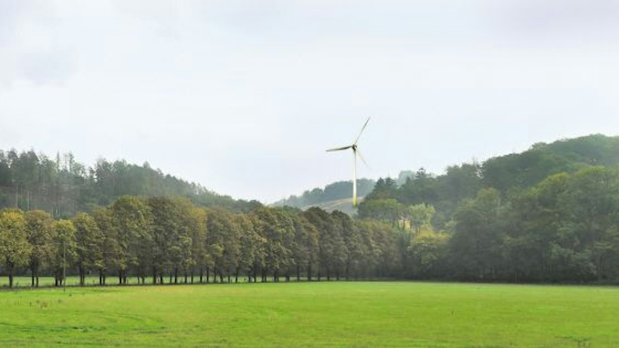 Fotomontage: Ein Windrad dreht sich auf dem Klauberg in Odenthal.