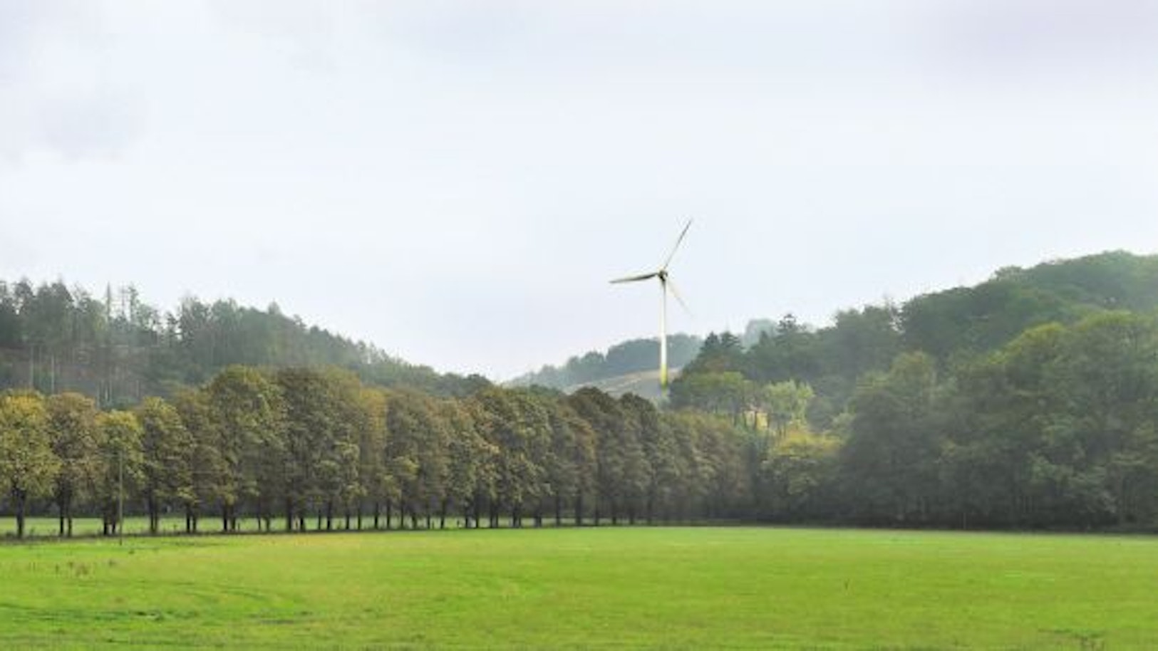 Fotomontage: Ein Windrad dreht sich auf dem Klauberg in Odenthal.