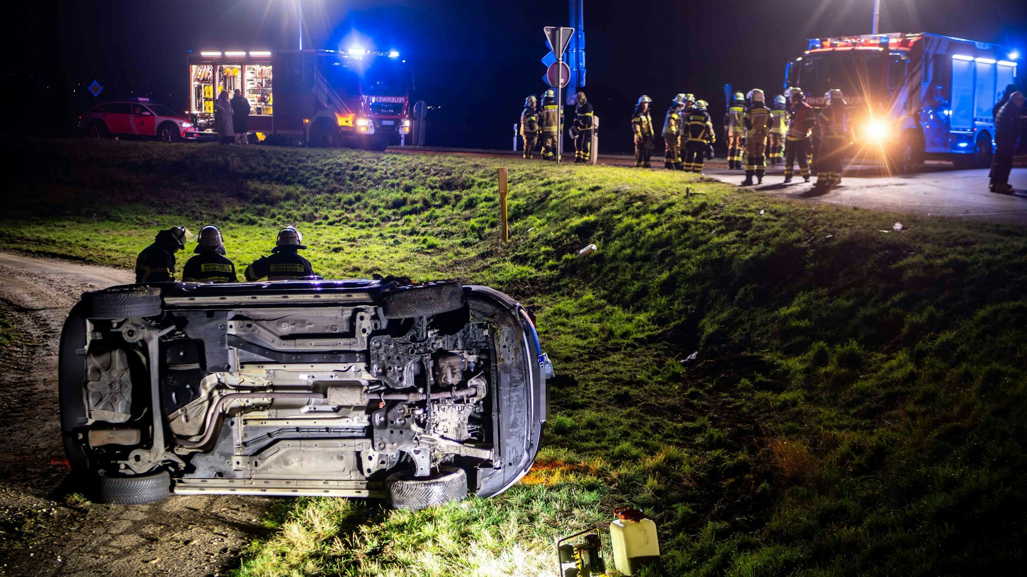 Das Bild zeigt ein Auto, das nach einem Unfall auf der Seite liegt. Die beiden Insassen überstanden den Unfall unverletzt.