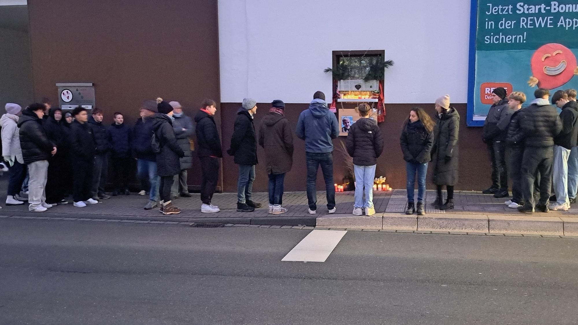 Am Unfallort haben rund 50 Menschen am Montagnachmittag an den Jugendlichen erinnert, der am 30. Dezember 2023 bei einem schweren Verkehrsunfall auf der Provinzialstraße ums Leben gekommen war.
