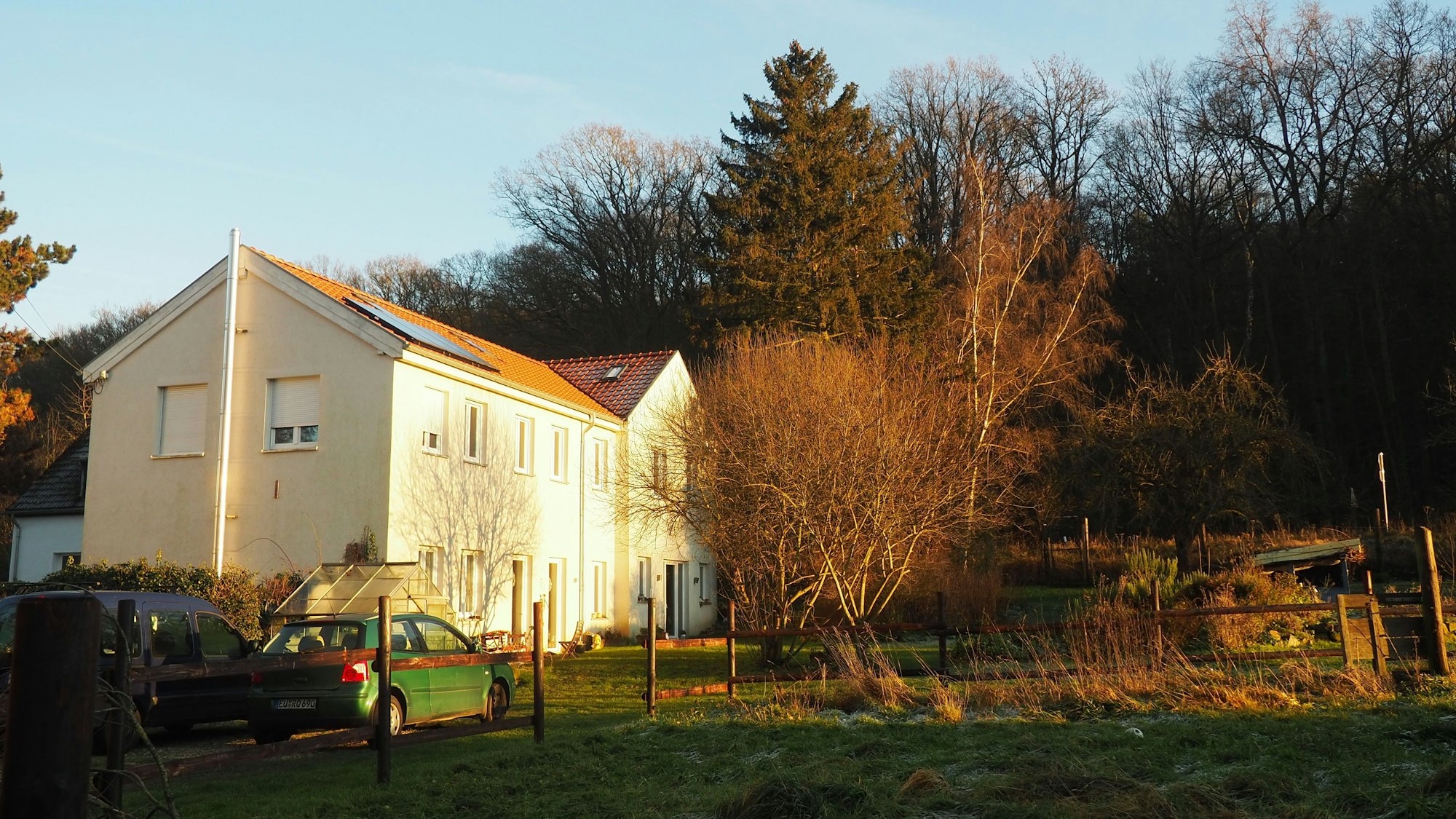 Der alte Pferdehof liegt direkt am Waldrand.