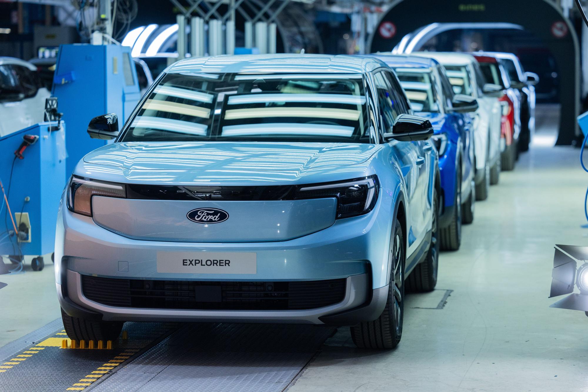 Ford Elektroautos vom Typ Explorer stehen beim Produktionsstart in der Halle. Es ist das erste Elektroauto von Ford aus Europa.