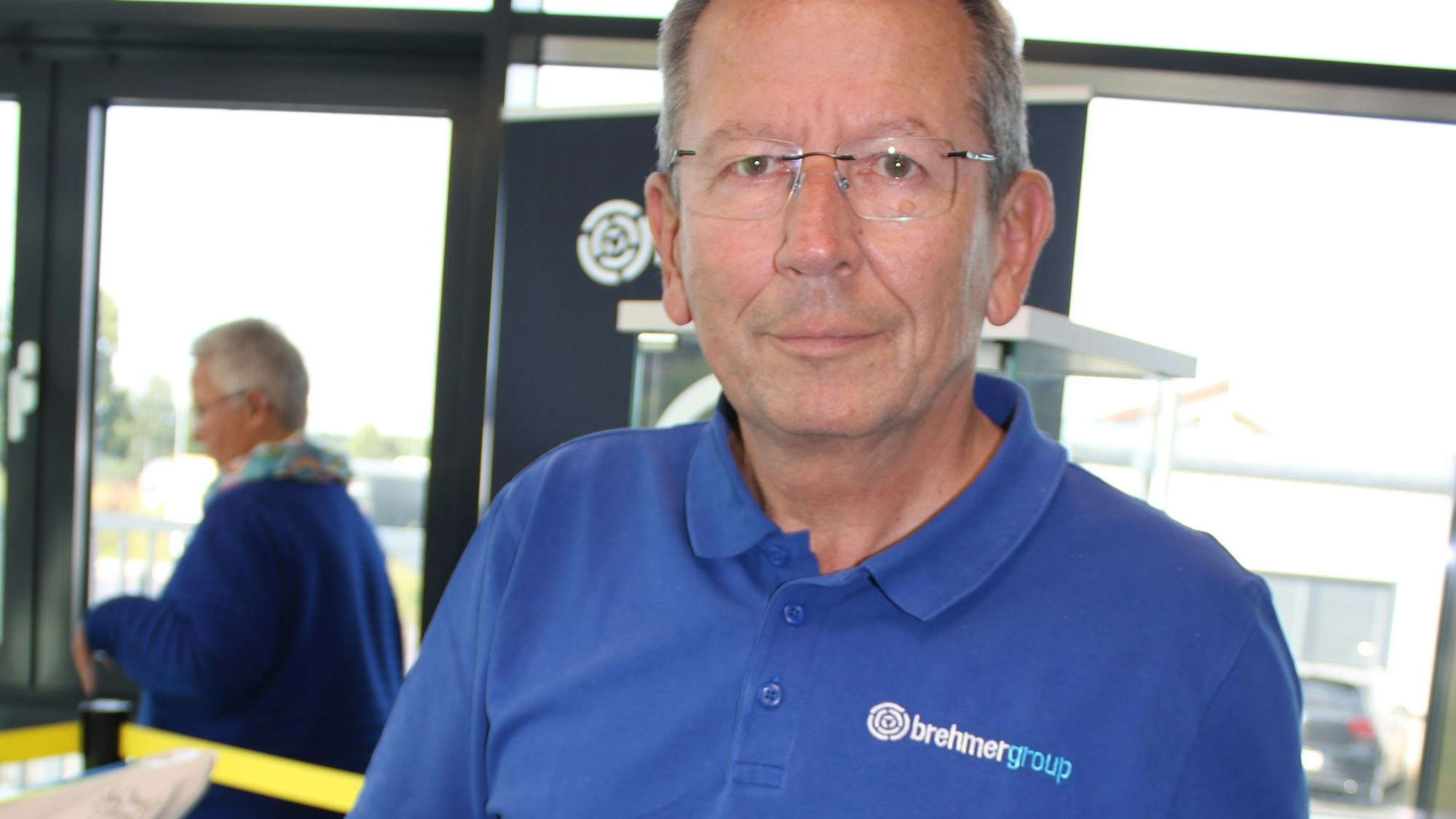 Firmenchef Thomas Brehmer mit den beheizbaren Motorradgriffen