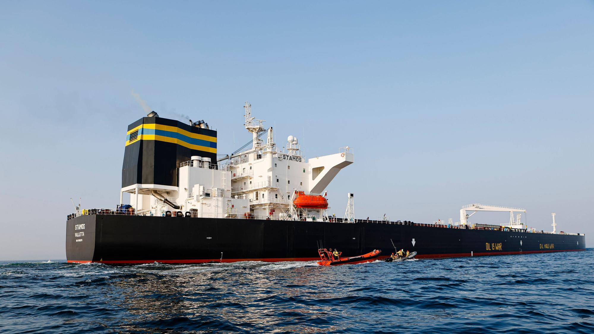 Aktivisten der Umweltorganisation Greenpeace demonstrieren im April 2024 in der Ostsee vor einem Schiff, das russisches Öl transportiert.