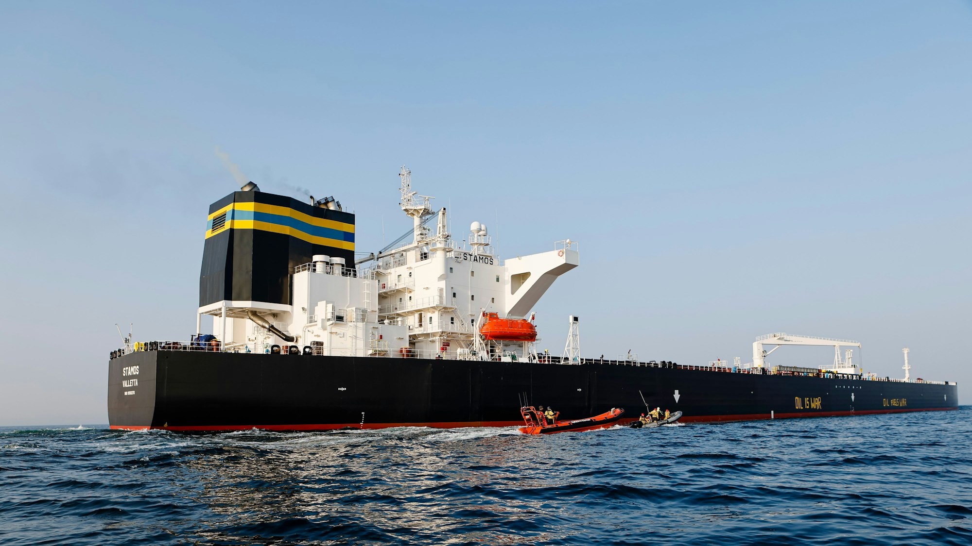 Aktivisten der Umweltorganisation Greenpeace demonstrieren im April 2024 in der Ostsee vor einem Schiff, das russisches Öl transportiert.