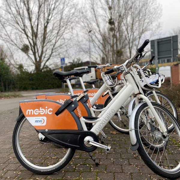 Zu sehen sind Mobic-Leihräder der REVG.