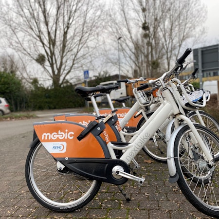 Zu sehen sind Mobic-Leihräder der REVG.